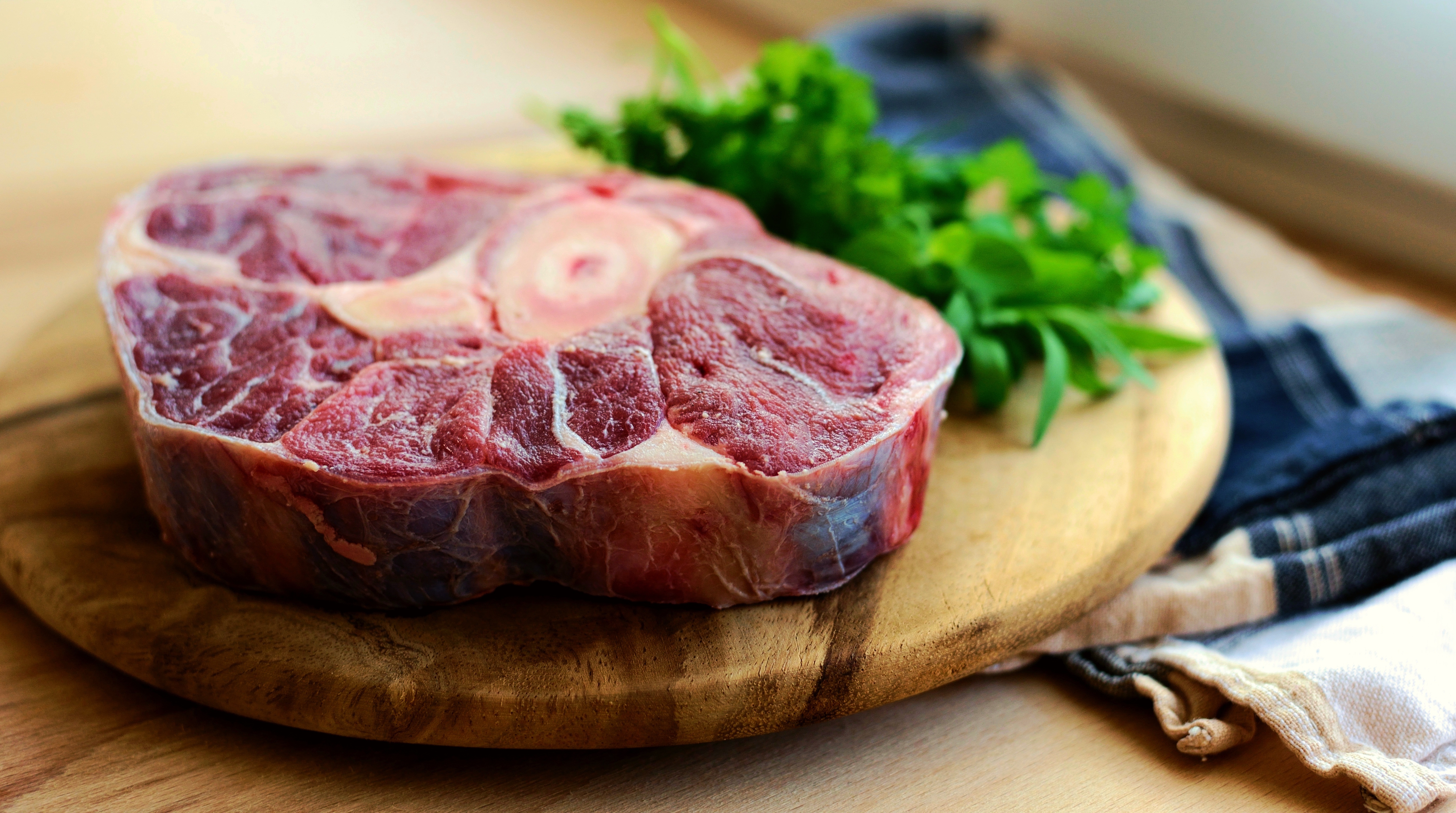 Raw beef shank steak on a cutting board with parsley HD Wallpaper