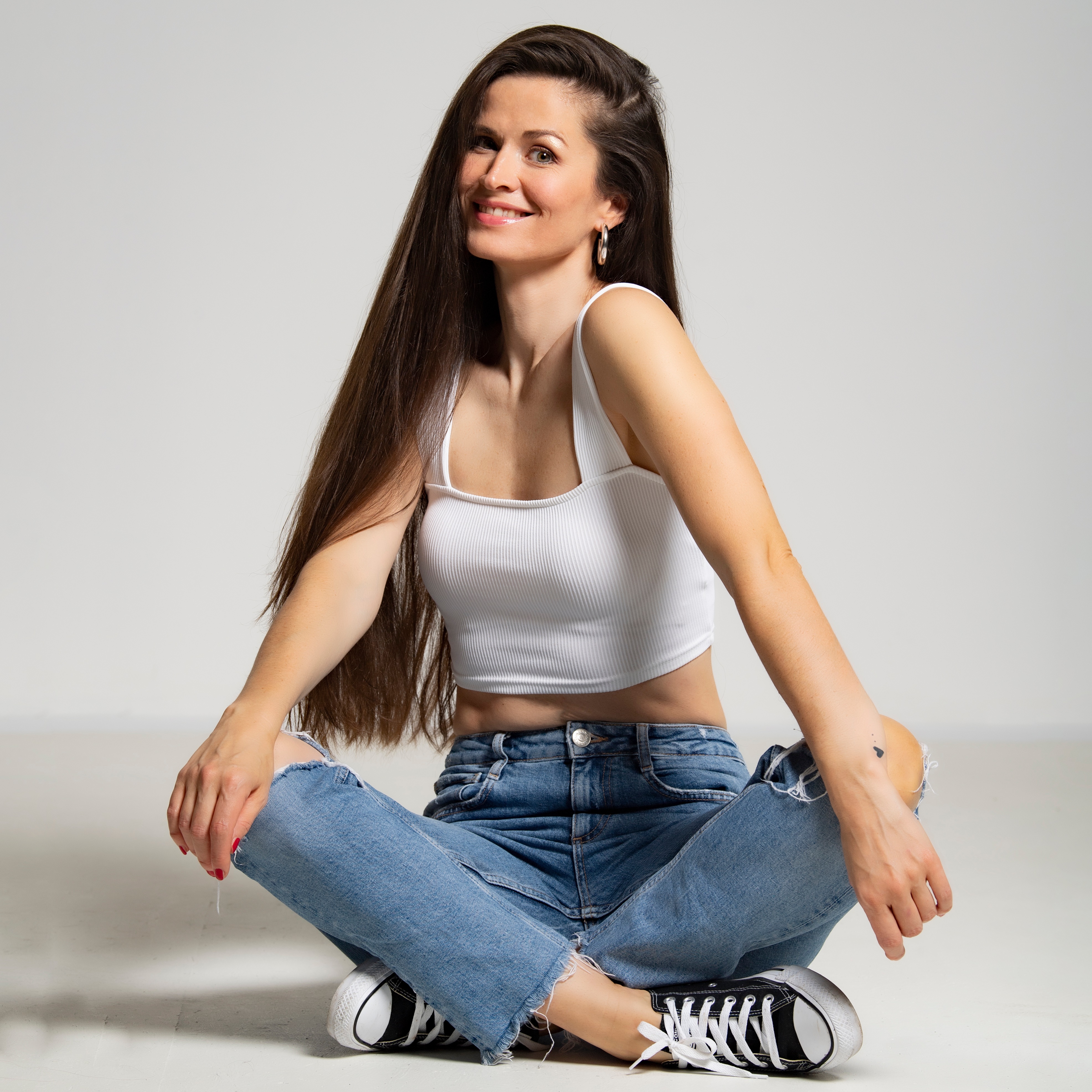 Antonija sitting in ripped jeans and white singlet HD Wallpaper