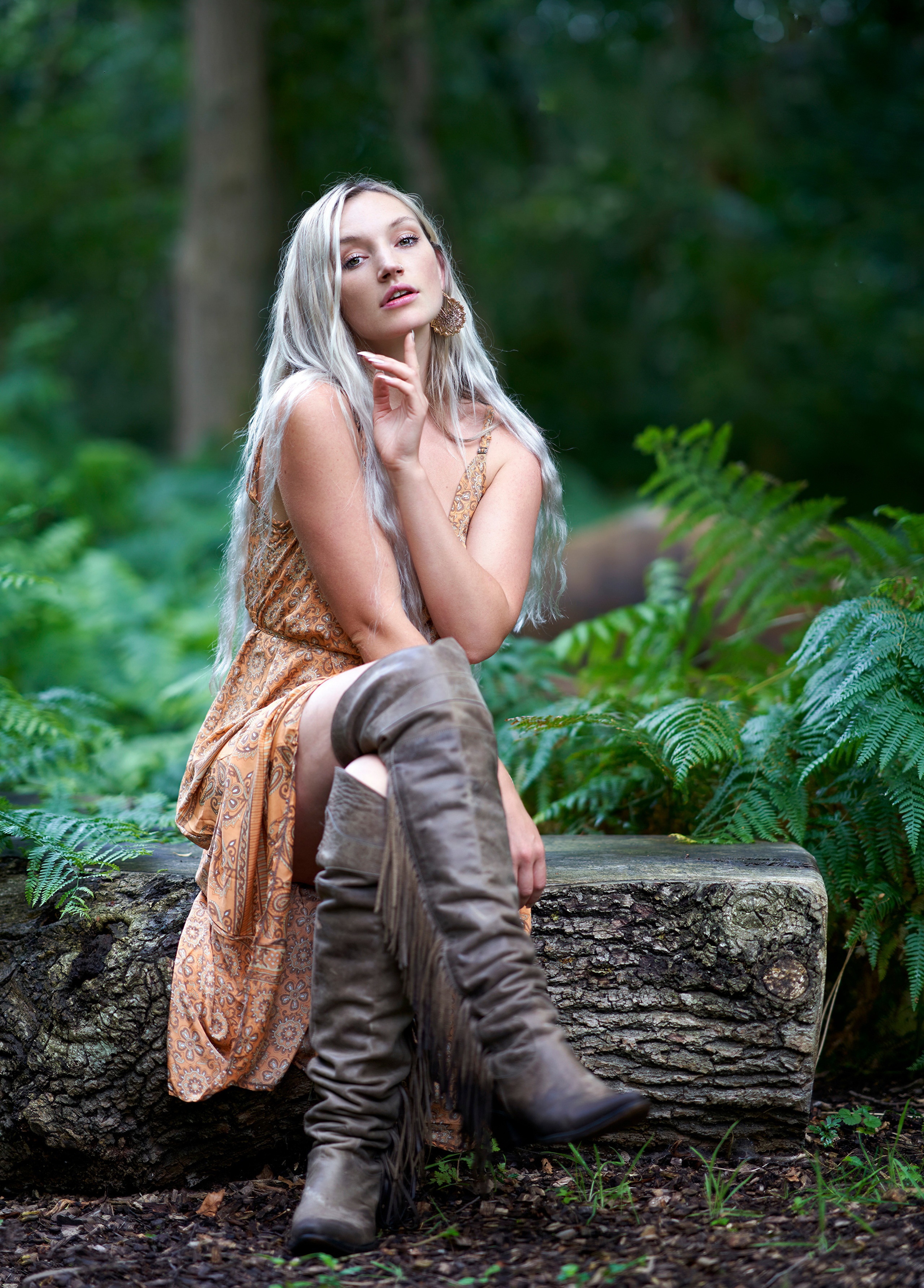 Blonde woman in dress and boots sitting on log HD Phone Wallpaper