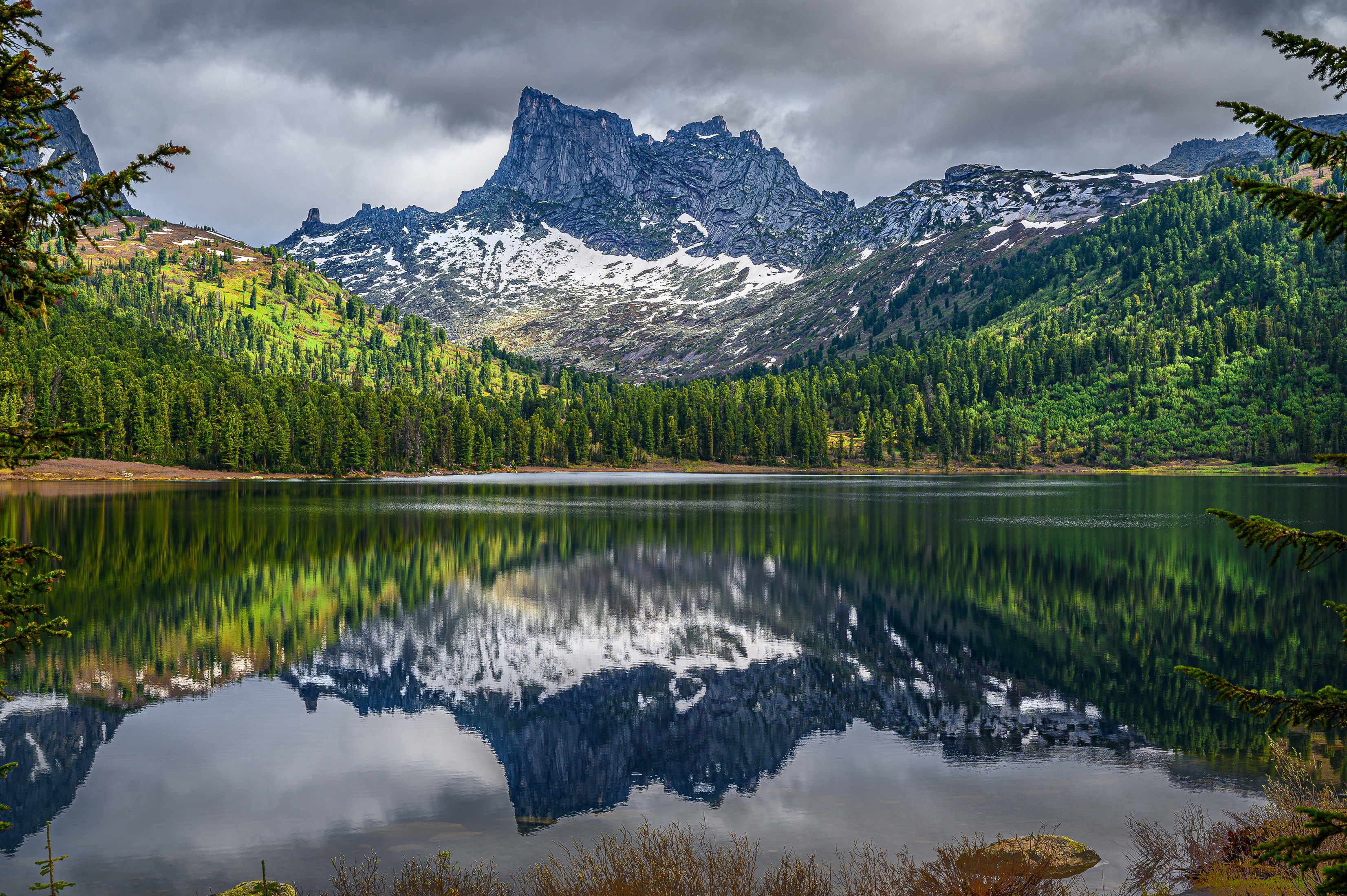 Lake Svetloye in Ergaki National Park, Russia HD Wallpaper