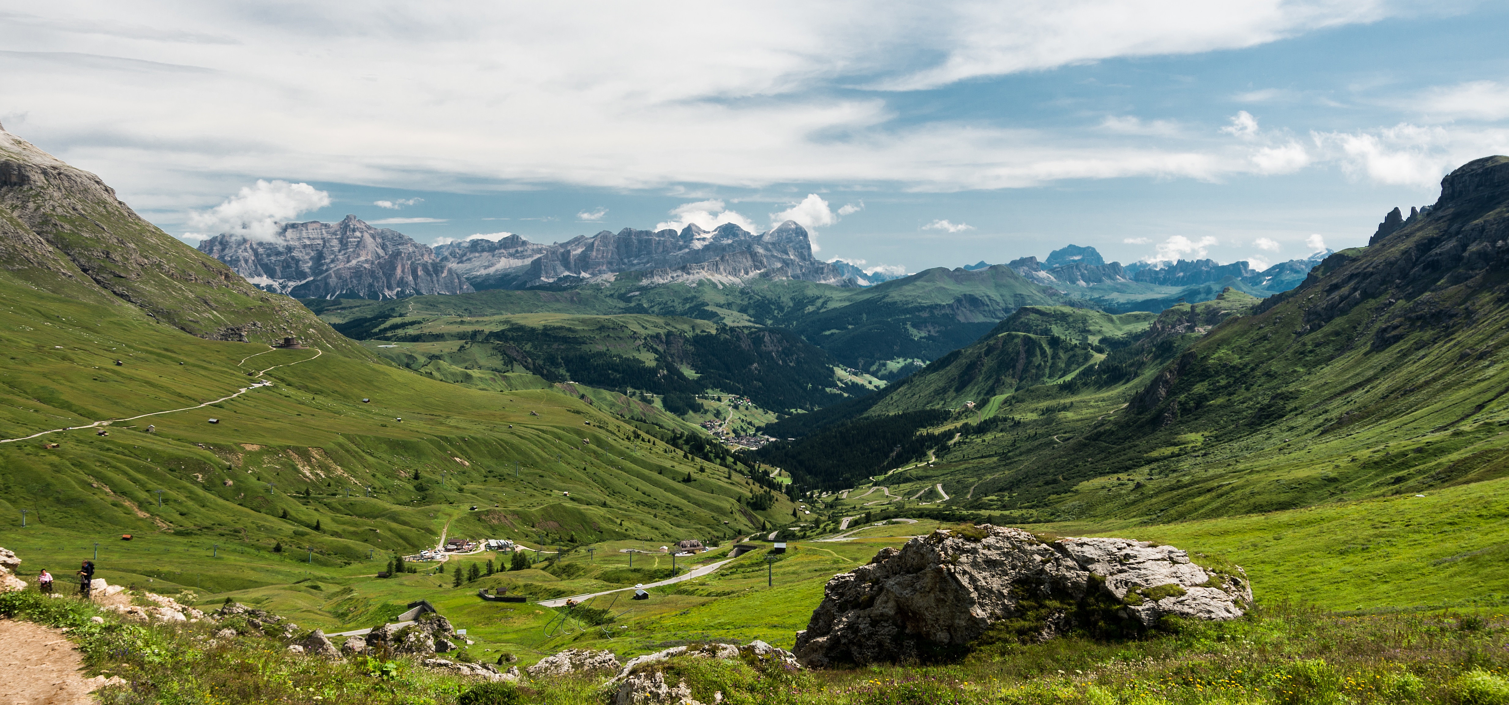Dolomites Mountains Valley Scenery in Italy HD Wallpaper