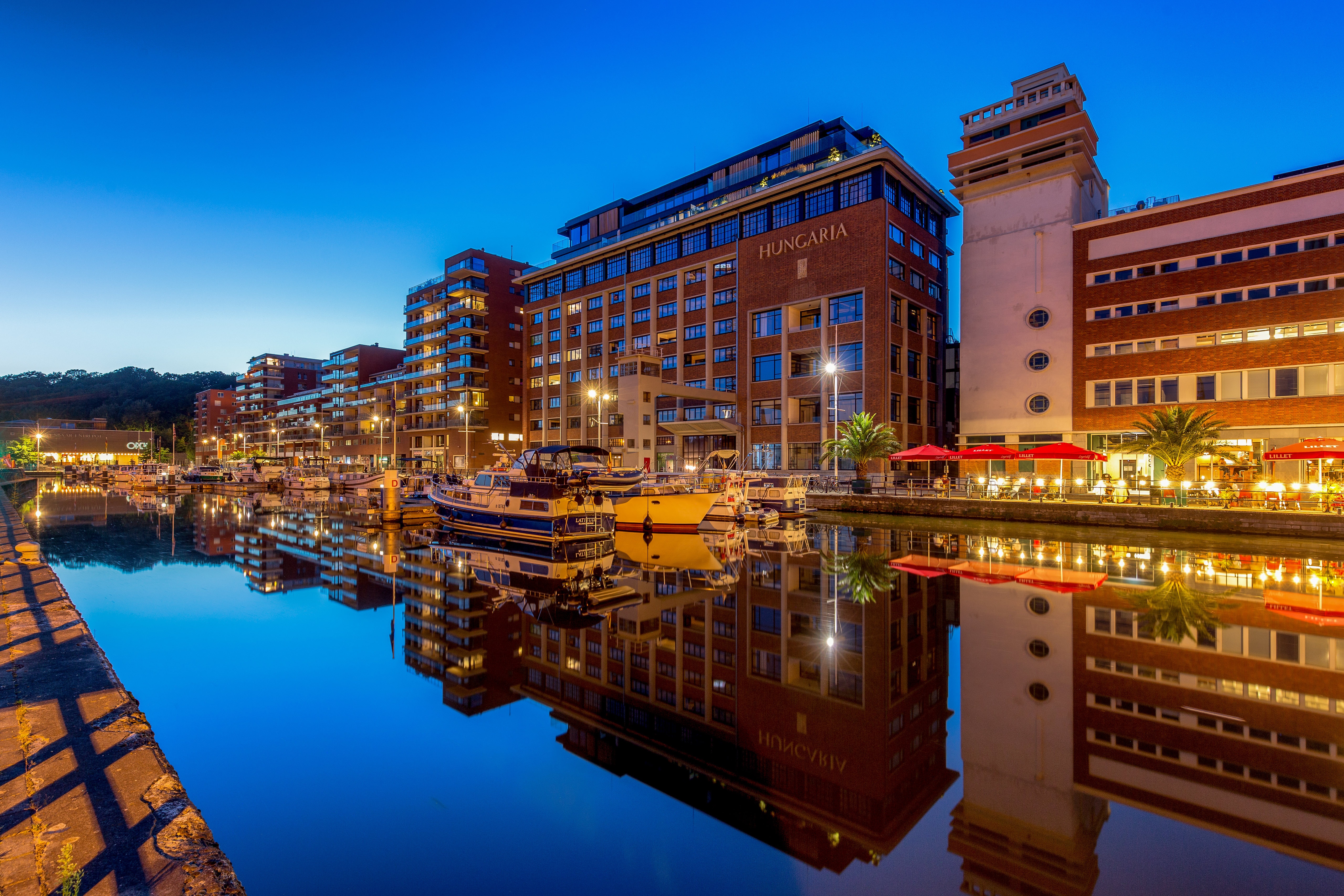 Hungaria building and boats on canal at dusk HD Wallpaper