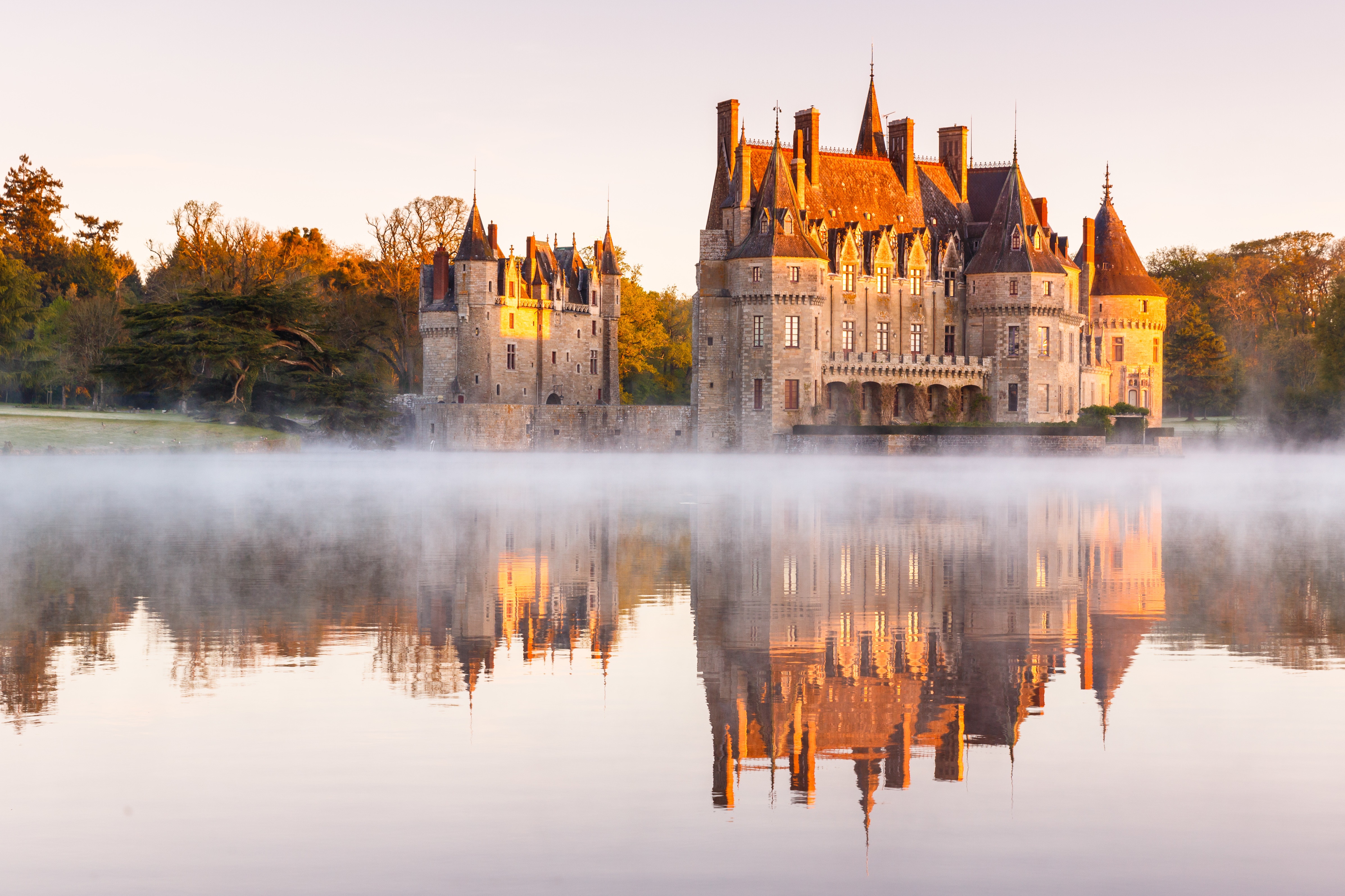 4K Azay-le-Rideau Castle on Endr River with Fog and Reflection HD Wallpaper