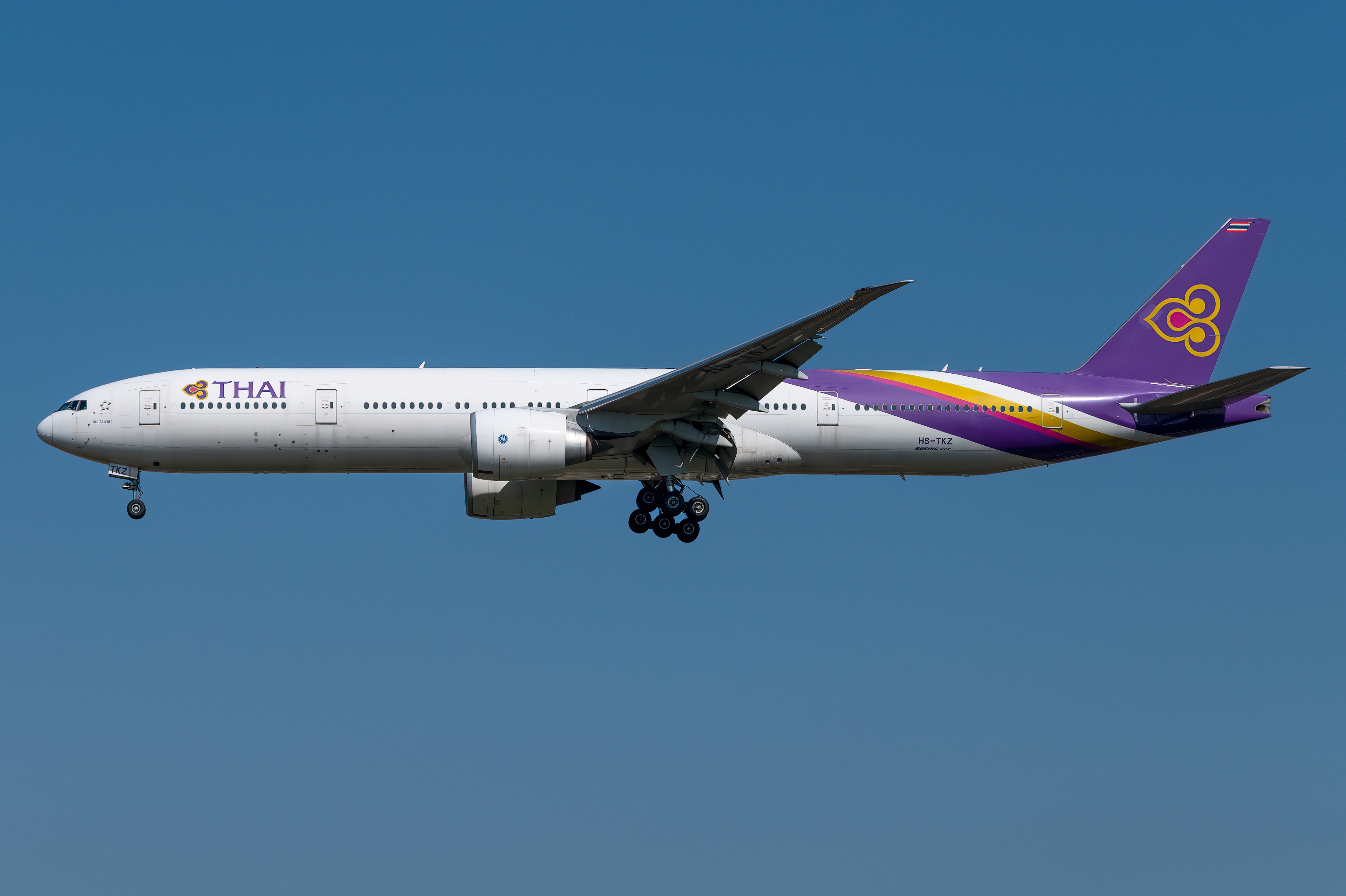 Thai Airways Boeing 777-300ER airplane in flight HD Wallpaper
