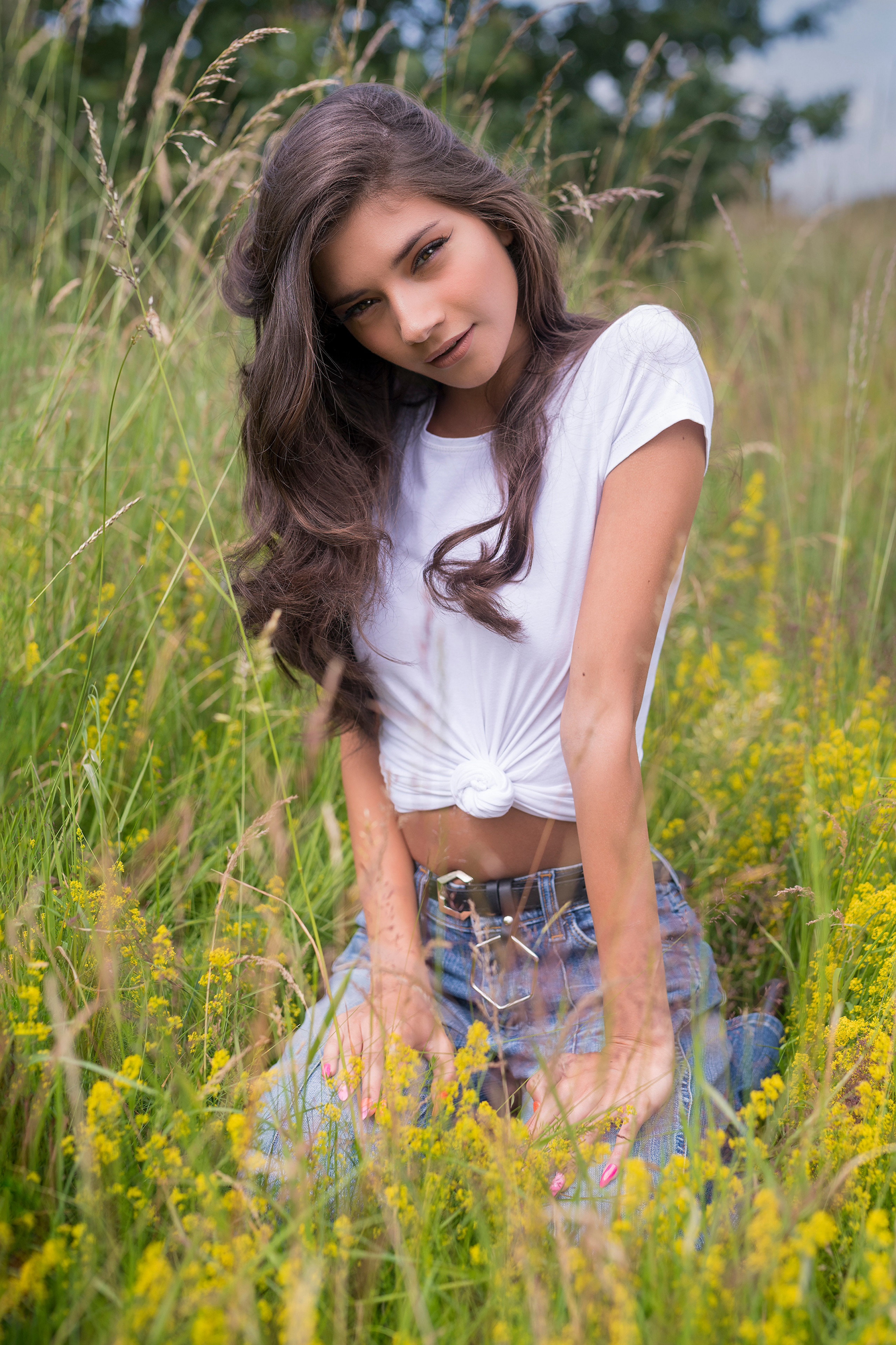 Elle Model Grass Sitting T-shirt Glance HD Phone Wallpaper