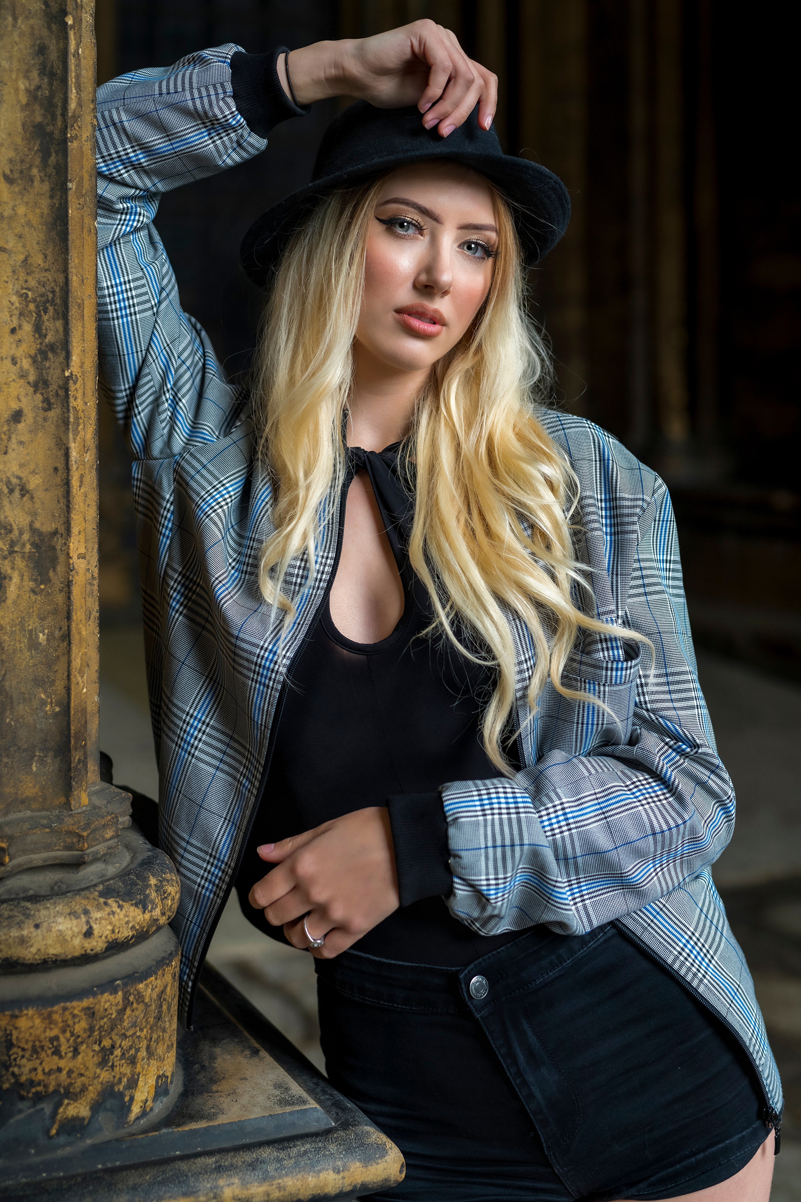 Model Daria wearing a hat and jacket HD Phone Wallpaper