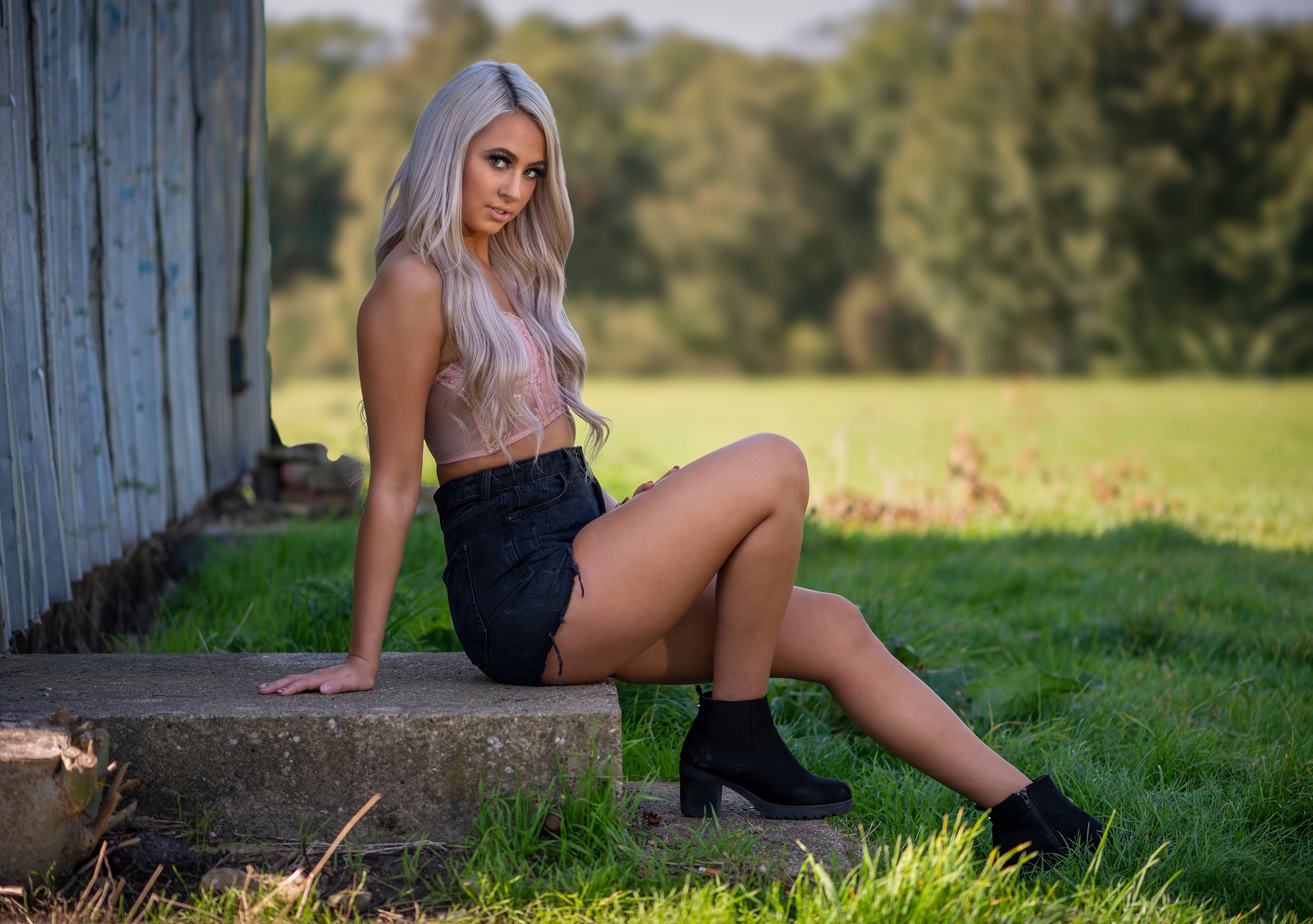 Leonie blonde girl sitting on concrete HD Wallpaper