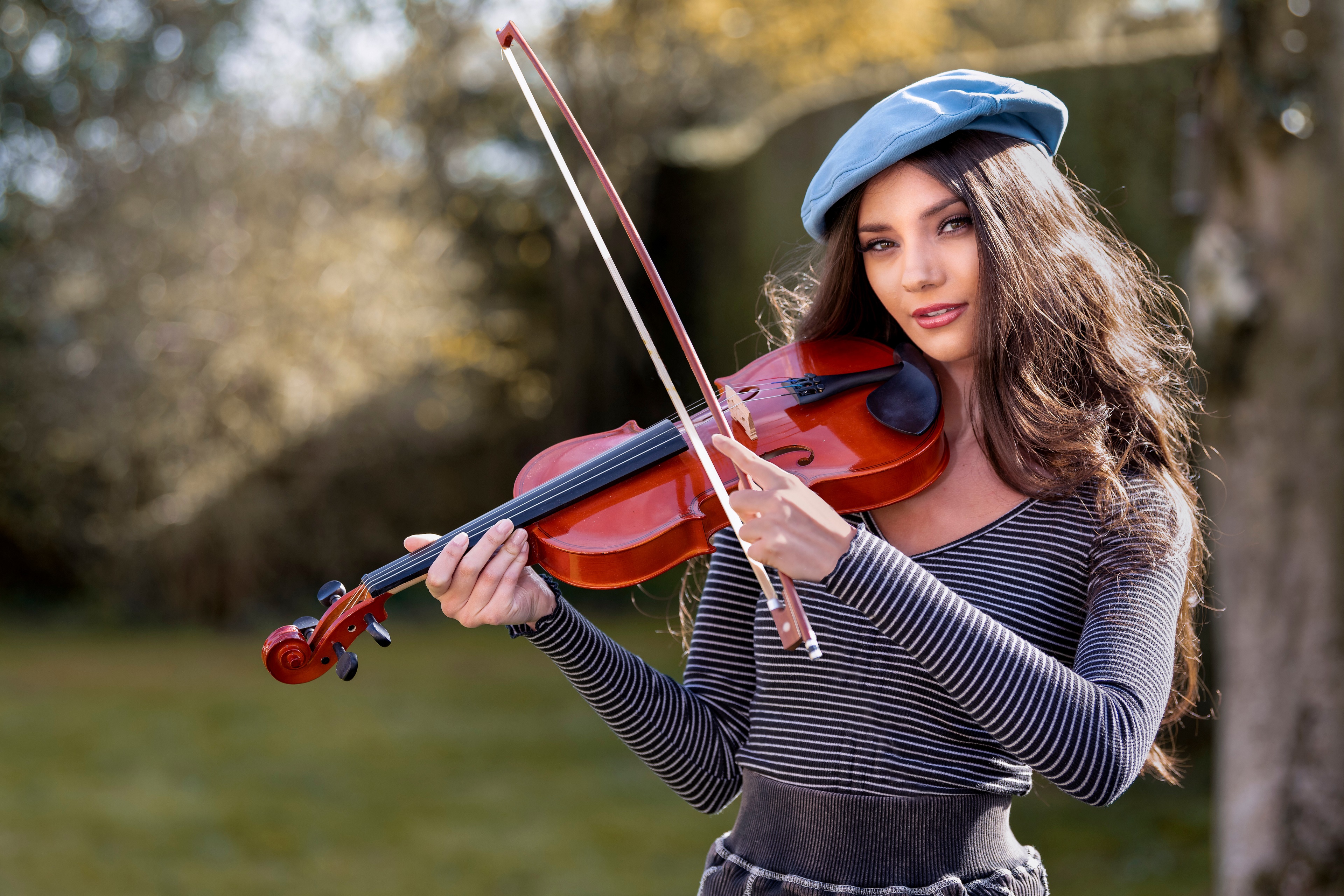 Elle with Violin and Beret HD Wallpaper