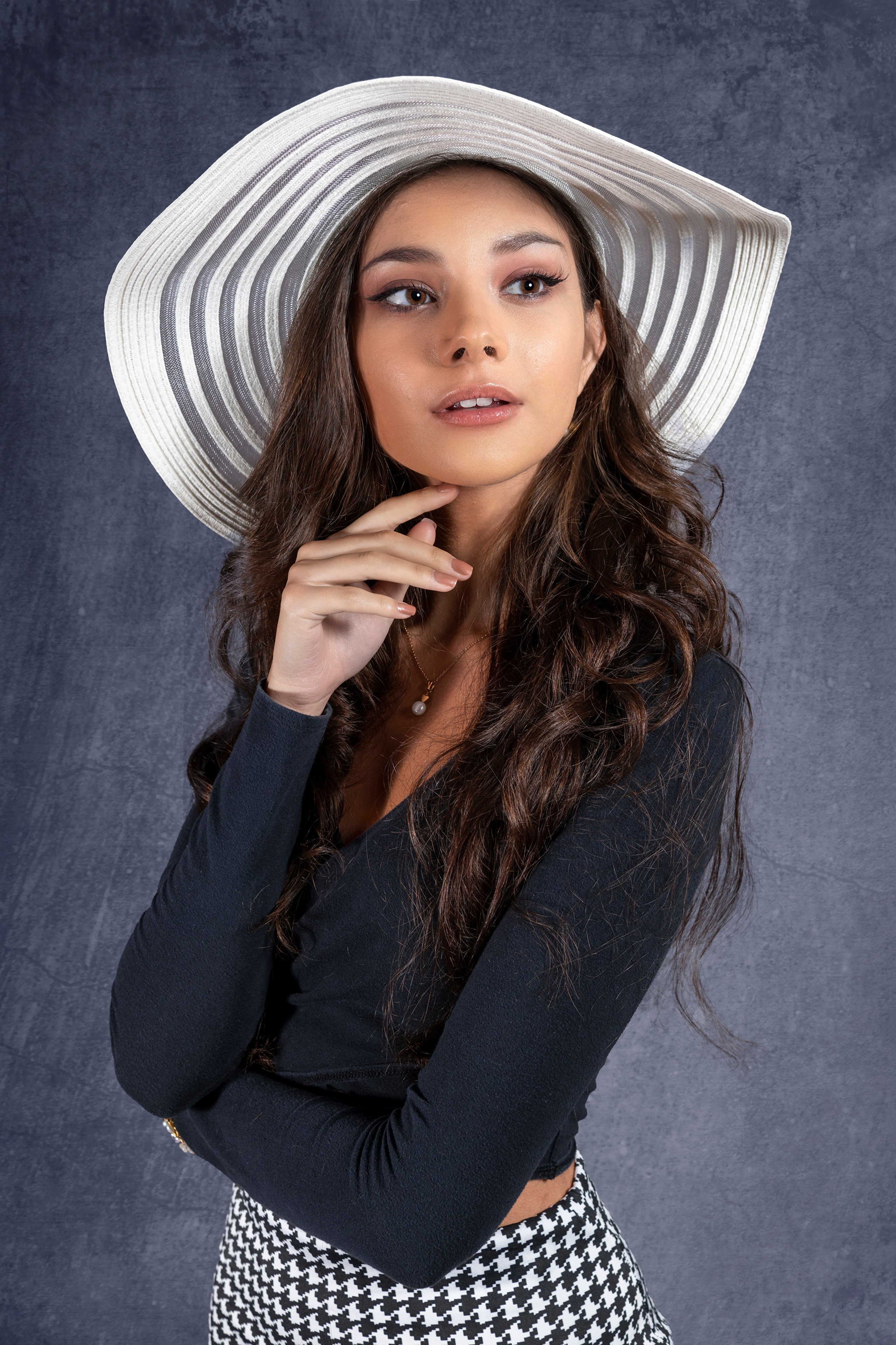 Model Elle wearing a wide-brimmed hat HD Phone Wallpaper