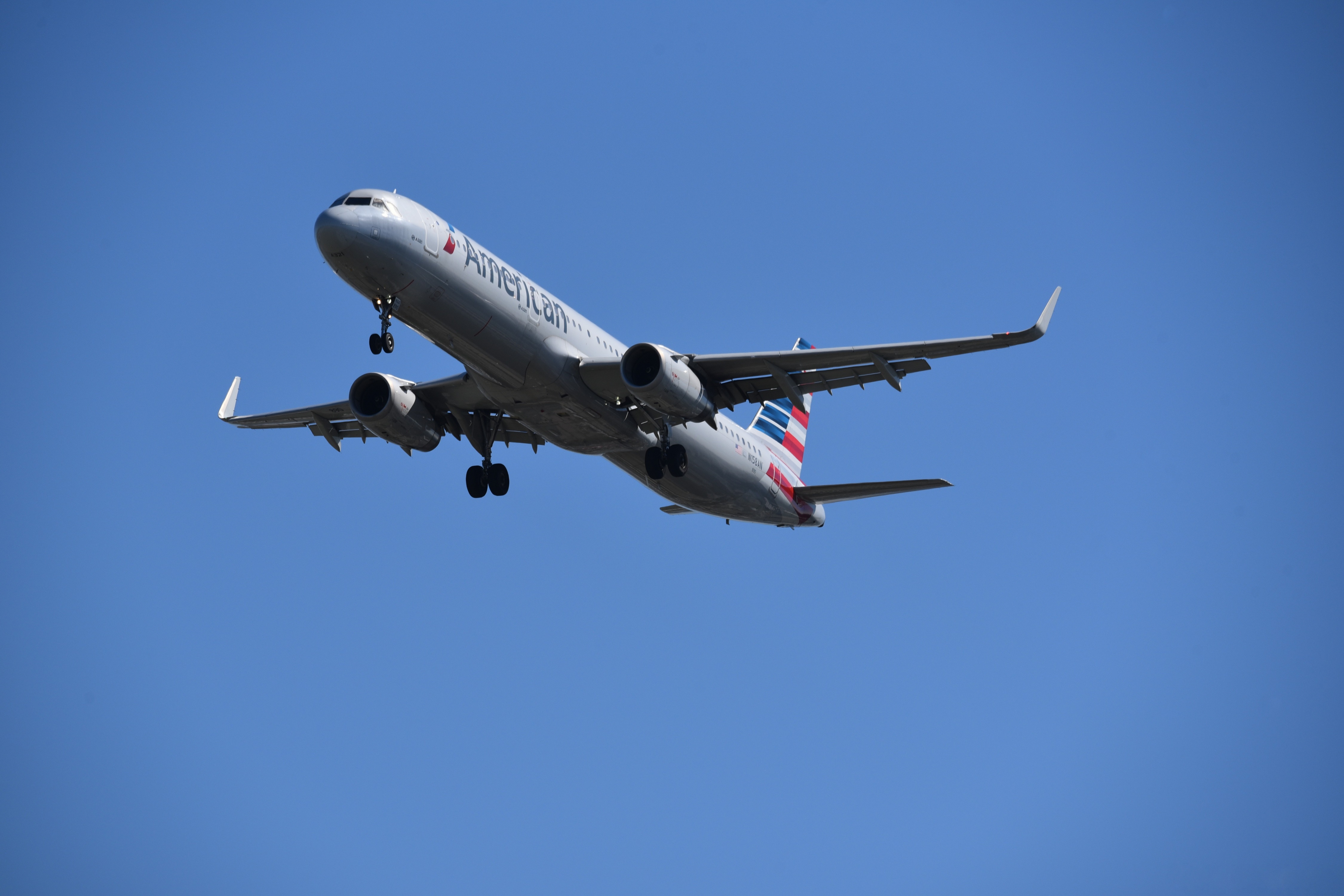 American Airlines Airbus A321 airplane landing HD Wallpaper