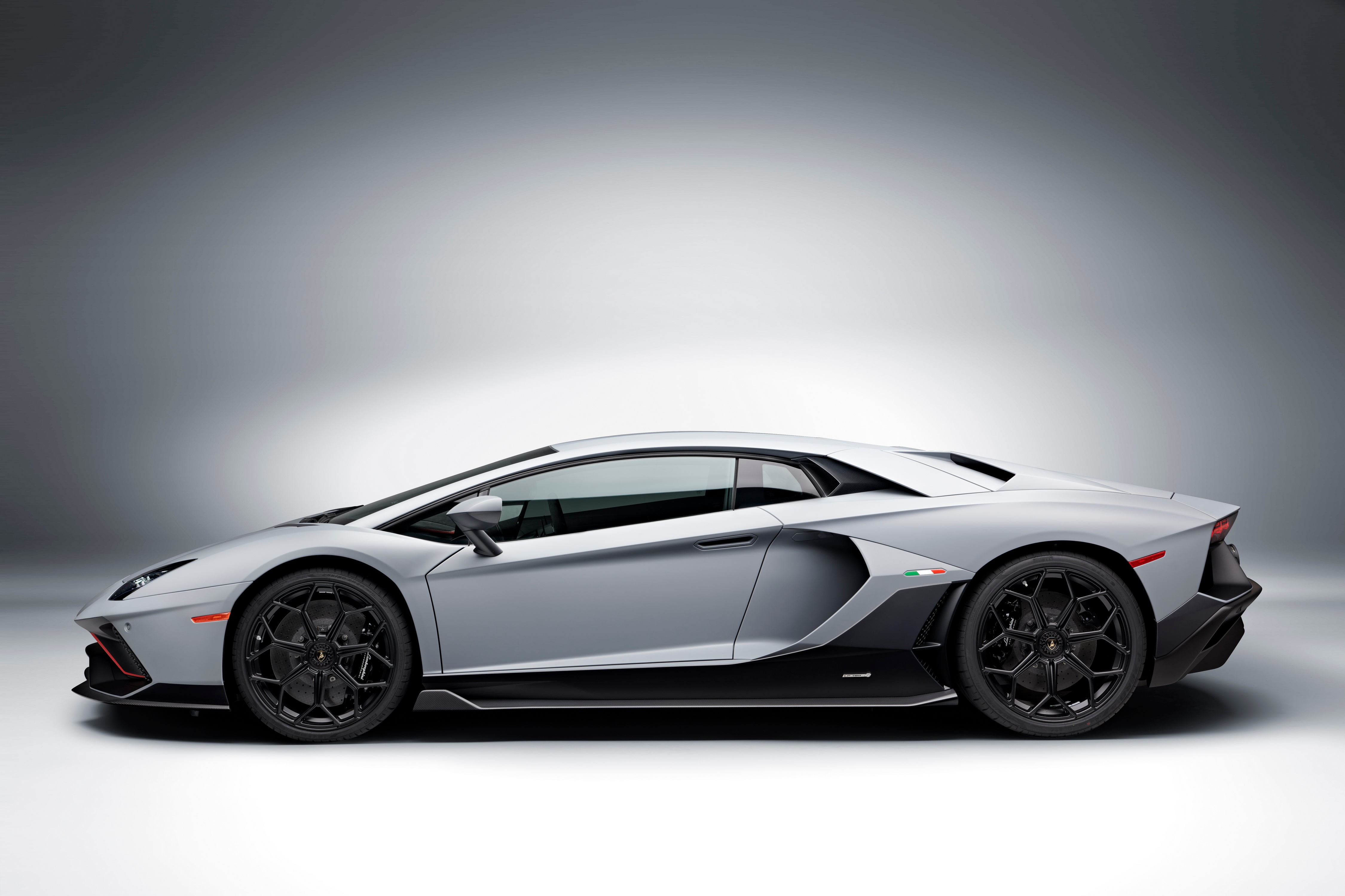 Lamborghini Aventador LP 780-4 Ultimae Side View HD Wallpaper