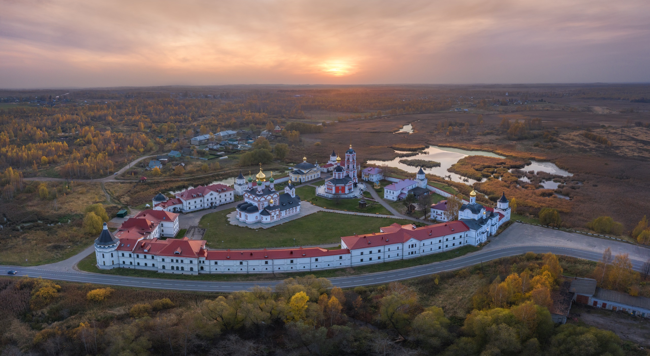 Troitse-Sergiev Varnitskiy Monastery at Sunrise, Rostov, Russia HD Wallpaper
