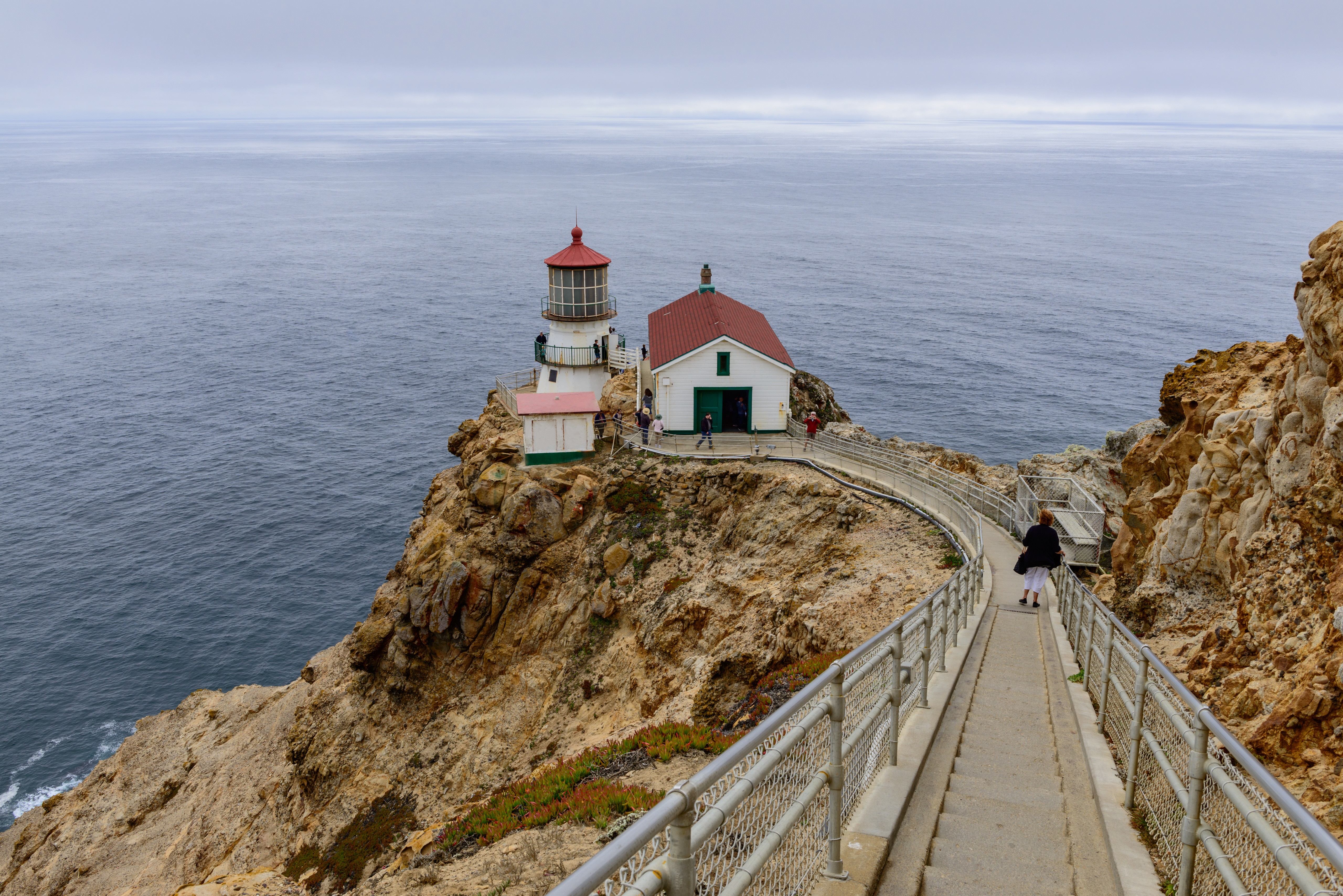 Point Reyes Lighthouse on a rocky California coast HD Wallpaper