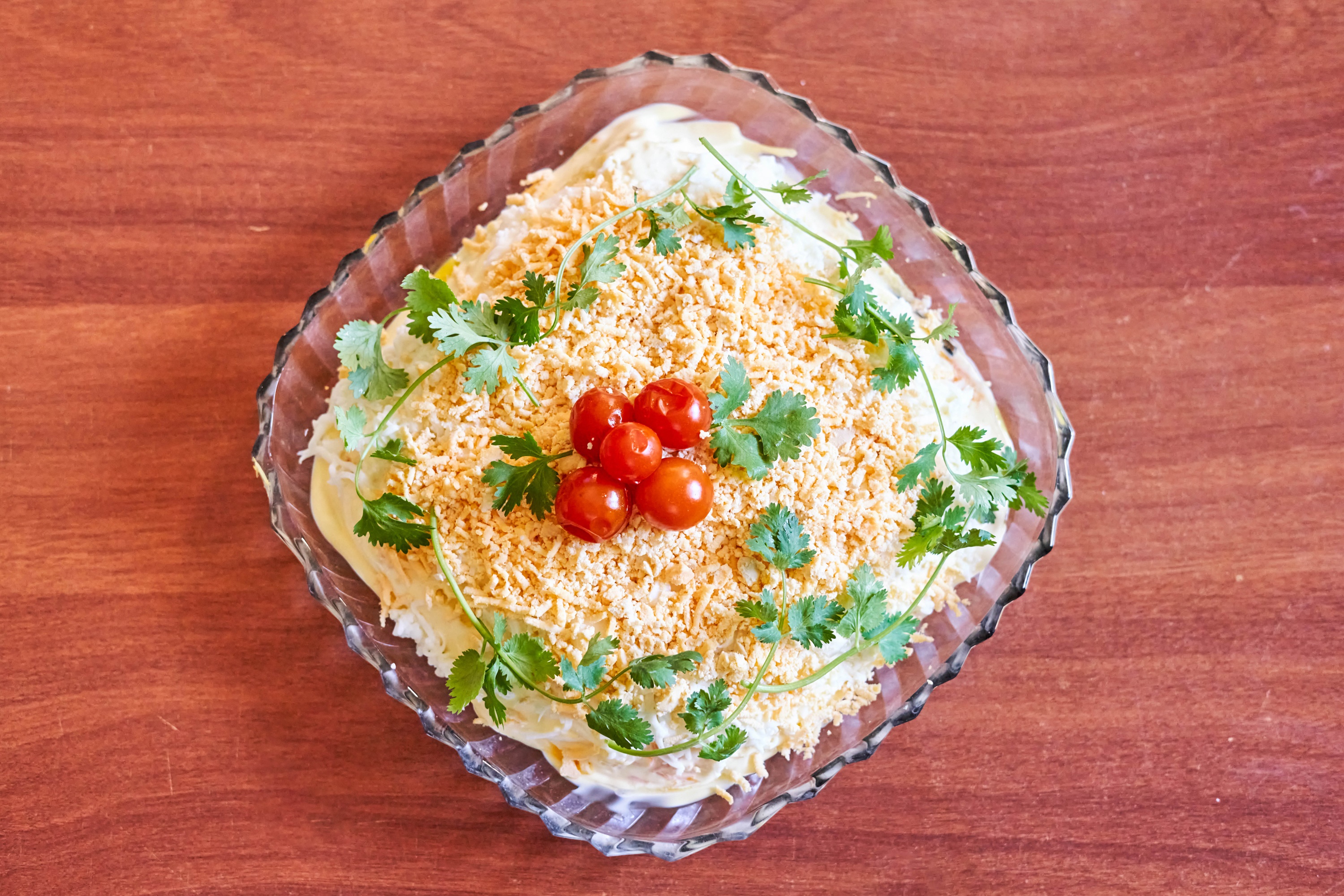 Salad with tomatoes and cheese in a glass dish HD Wallpaper