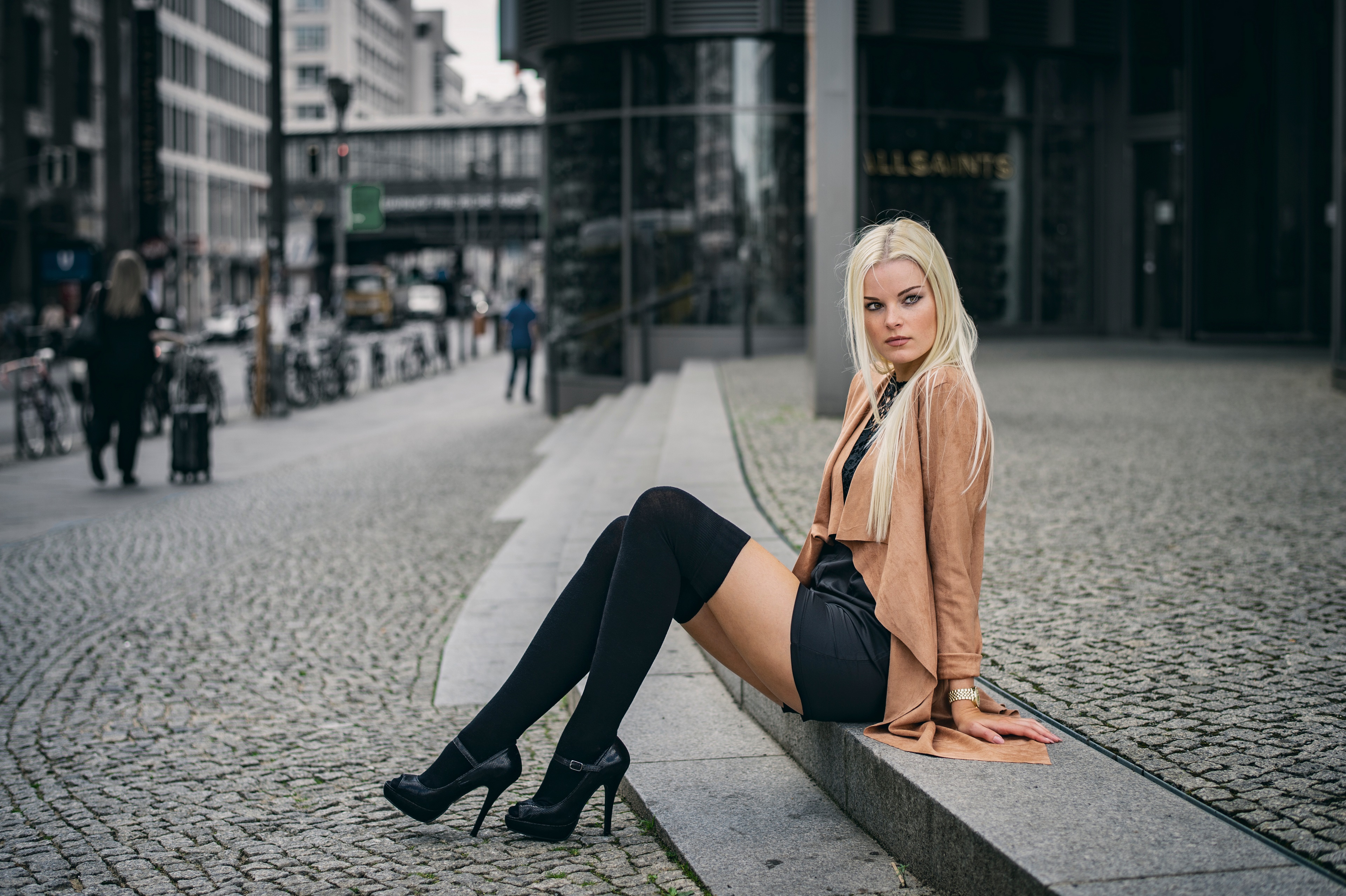 Blonde woman in knee-highs and heels sitting on steps HD Wallpaper