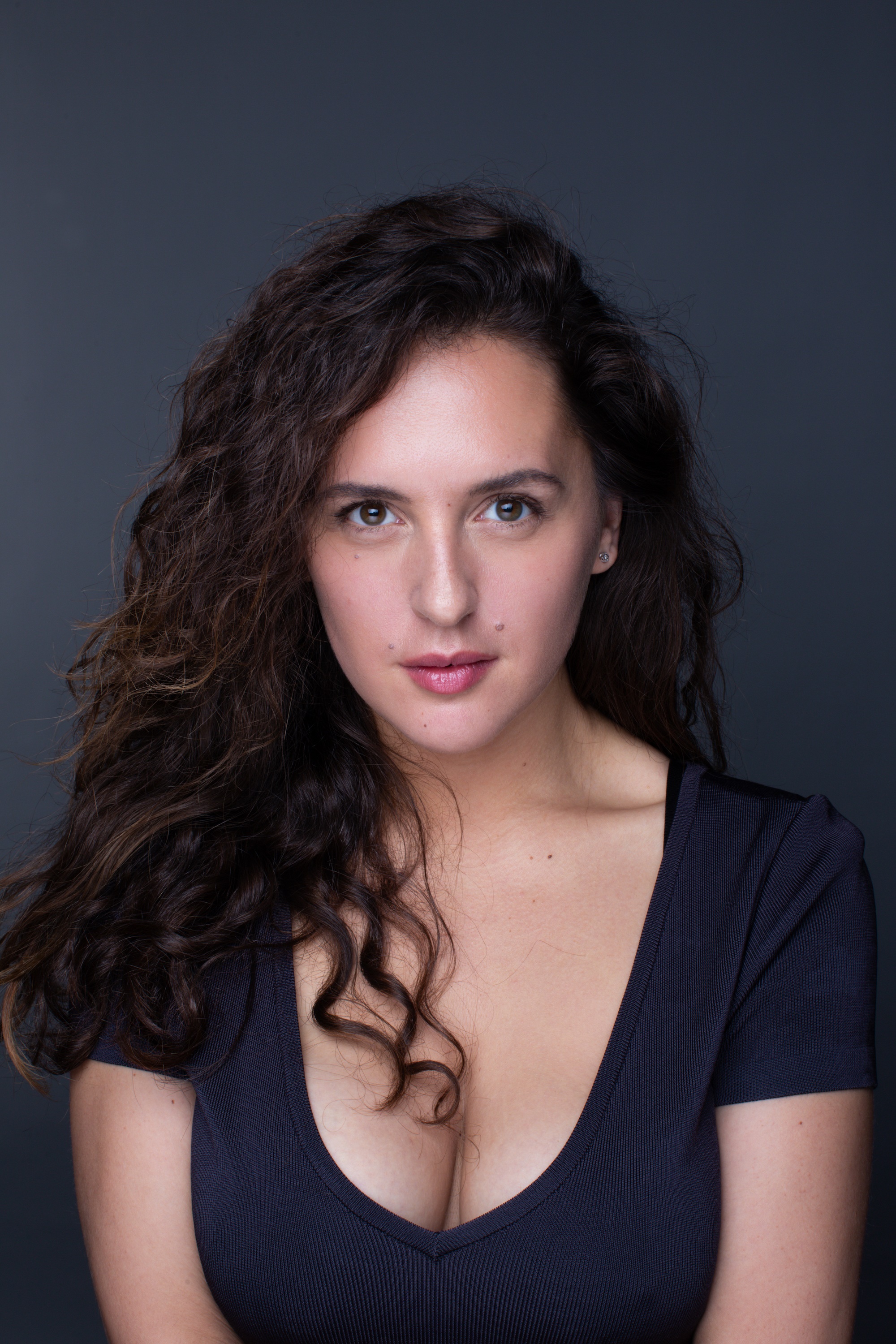 Maria Shumakova with curly brunette hair HD Phone Wallpaper