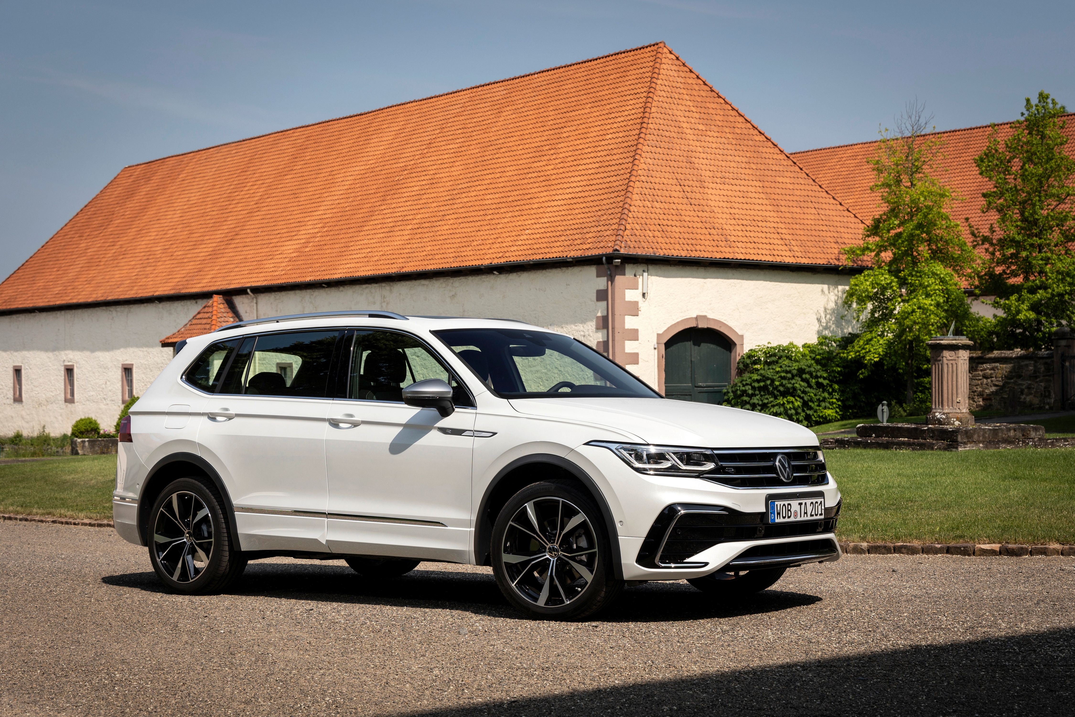 White 2021 Volkswagen Tiguan Allspace R-Line HD Wallpaper