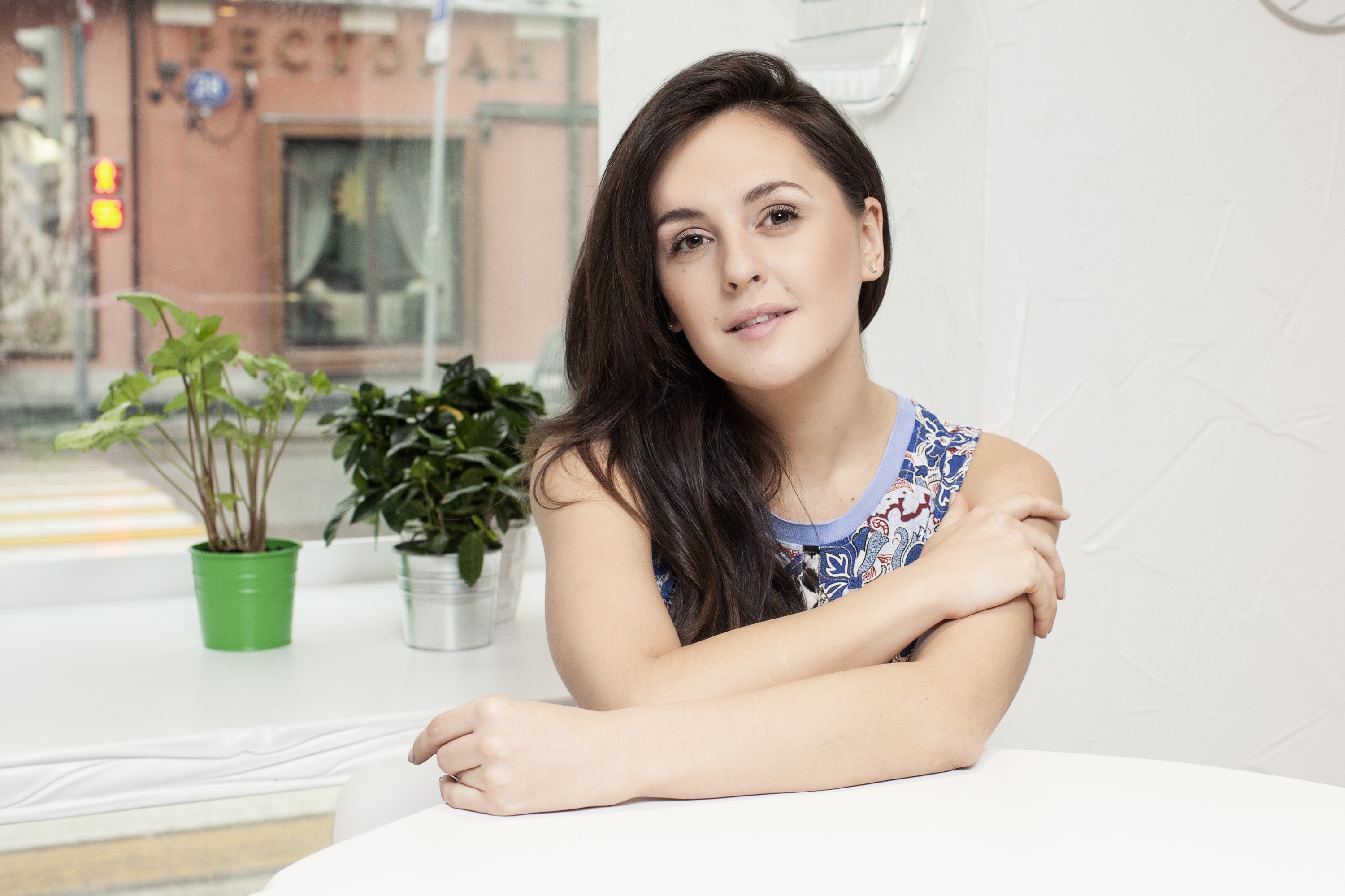 Maria Shumakova sitting at a table HD Wallpaper
