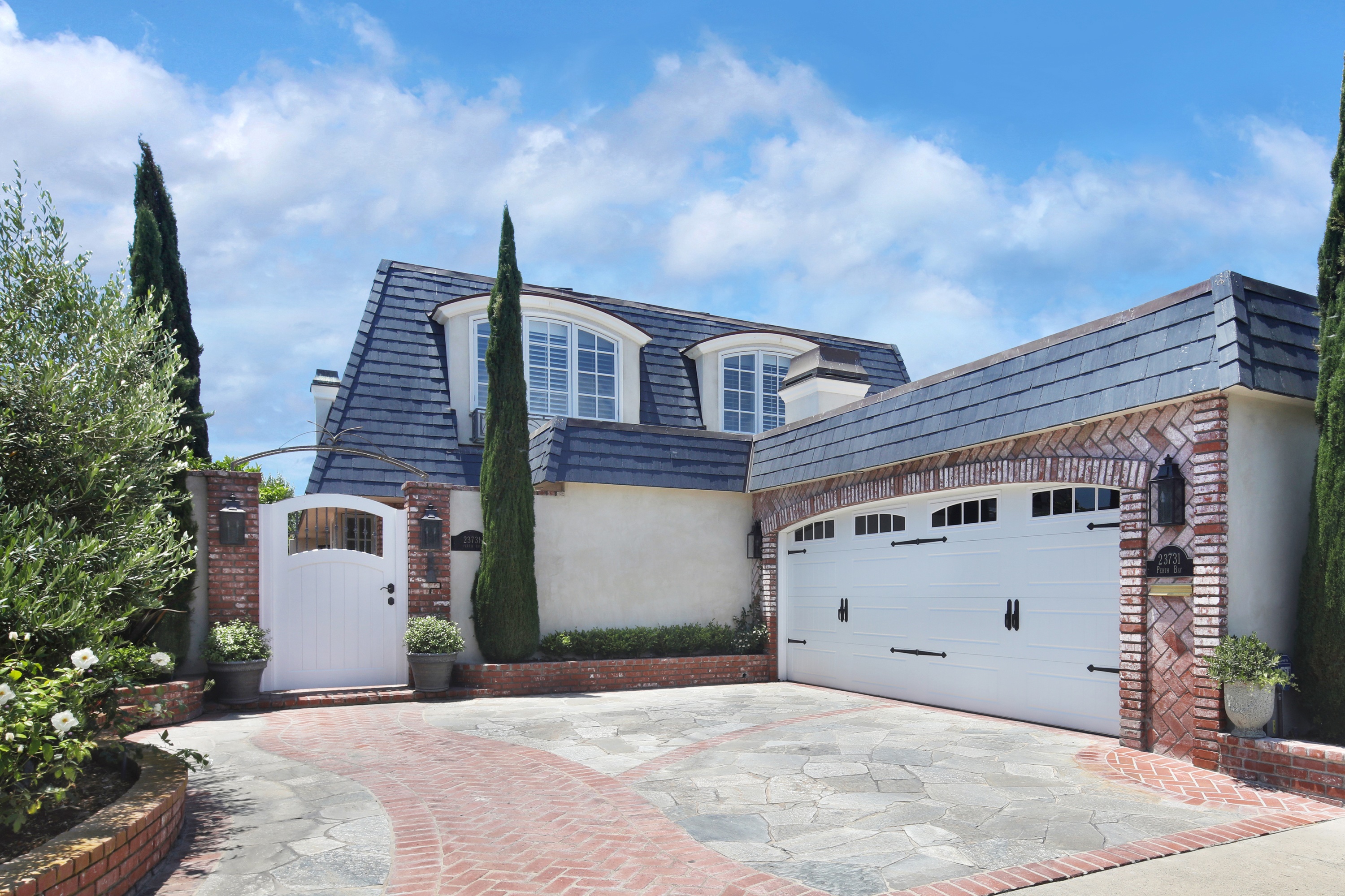 House with Garage and Gate in Dana Point, California HD Wallpaper