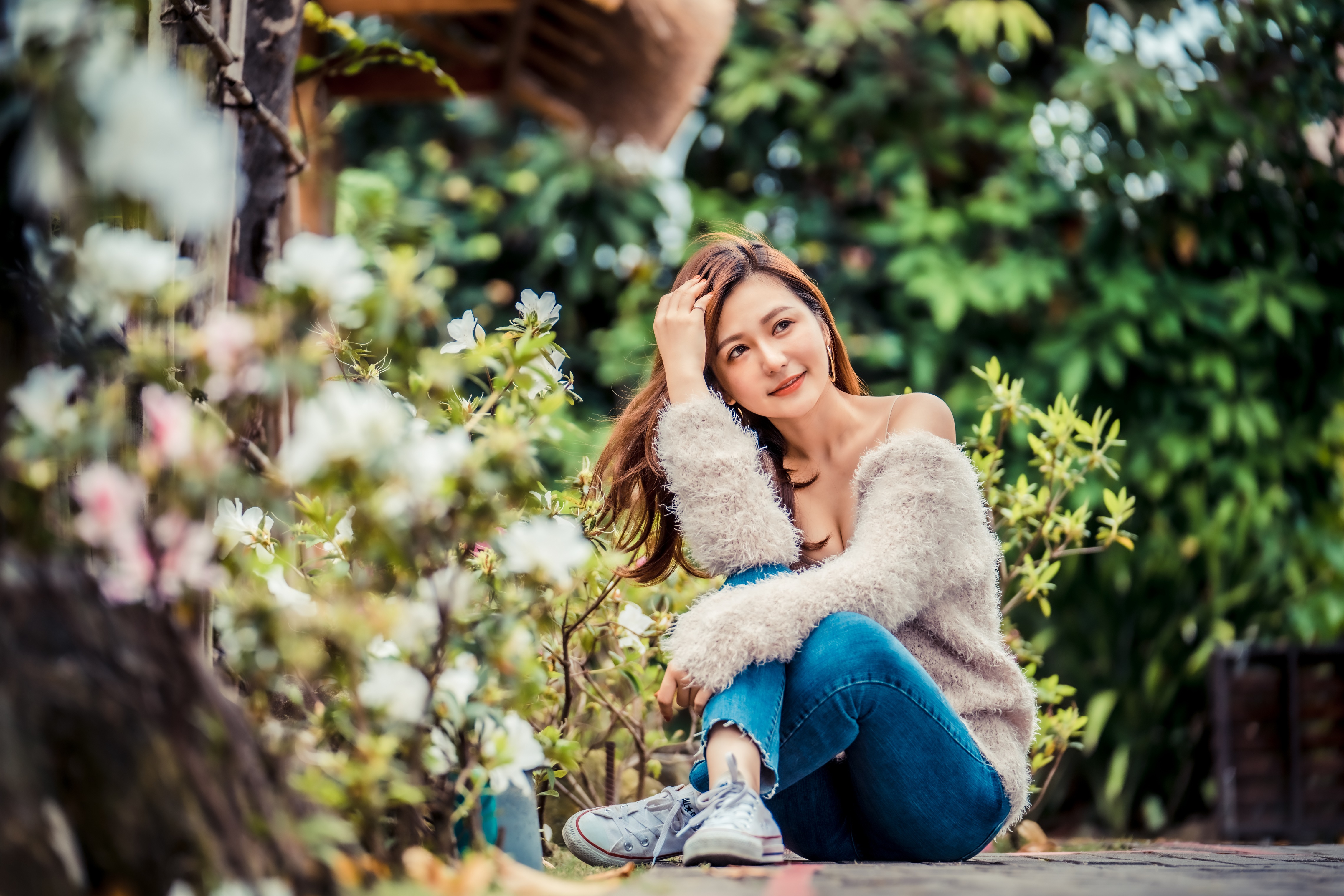 Asian woman sitting in a garden with bokeh HD Wallpaper