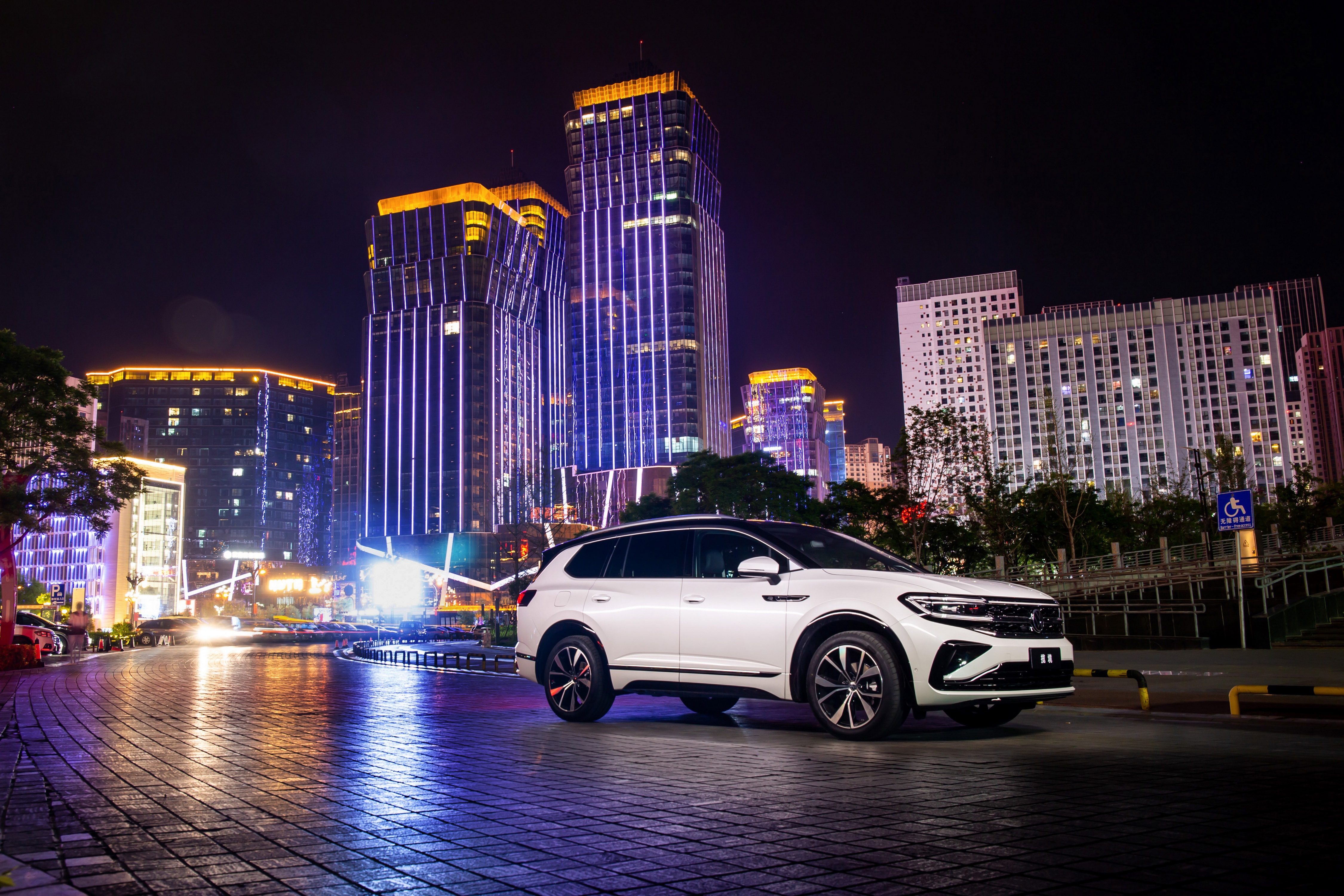 4K White Volkswagen Talagon Crossover at Night HD Wallpaper