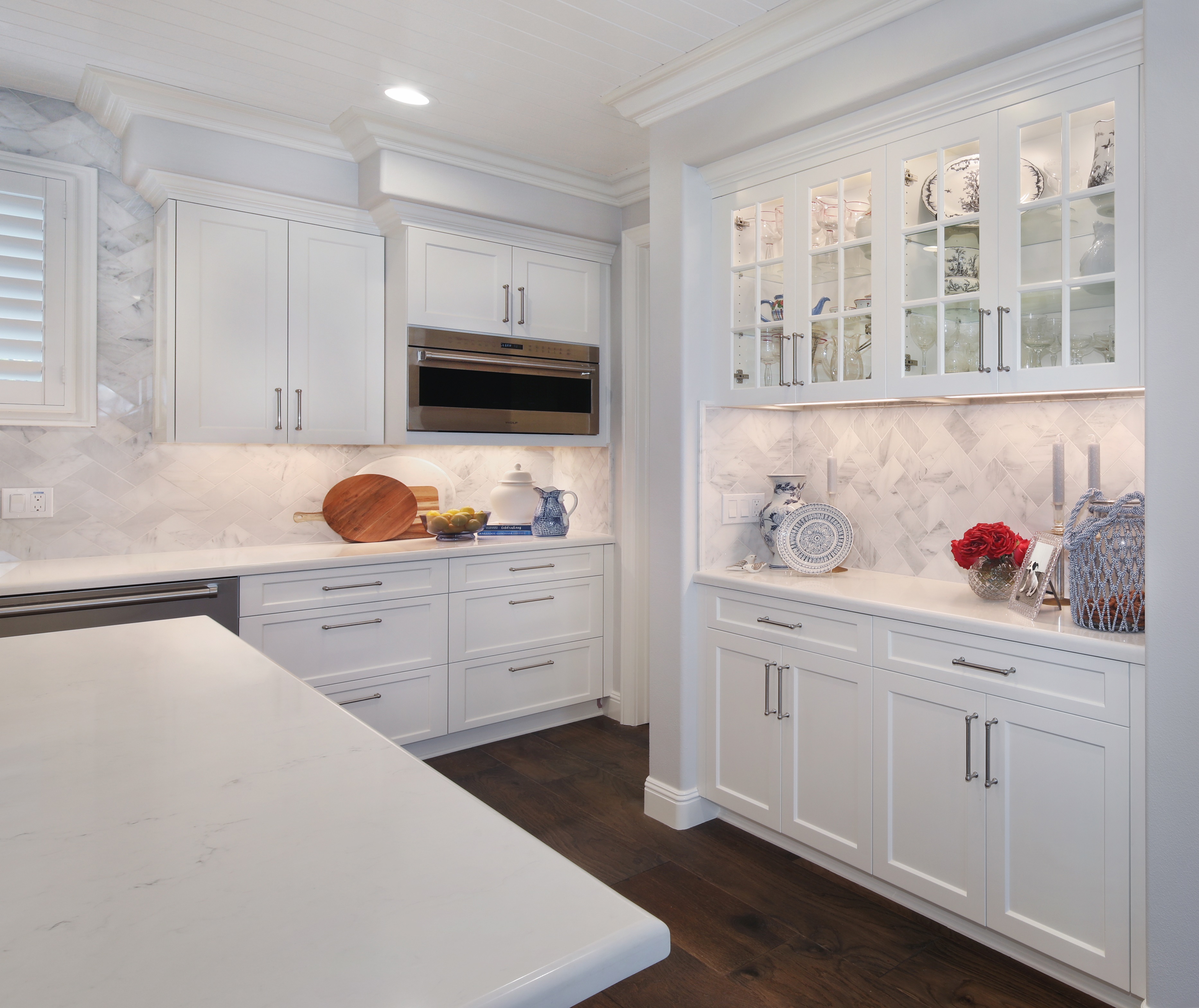 Modern white kitchen with marble backsplash and dark wood floors HD Wallpaper