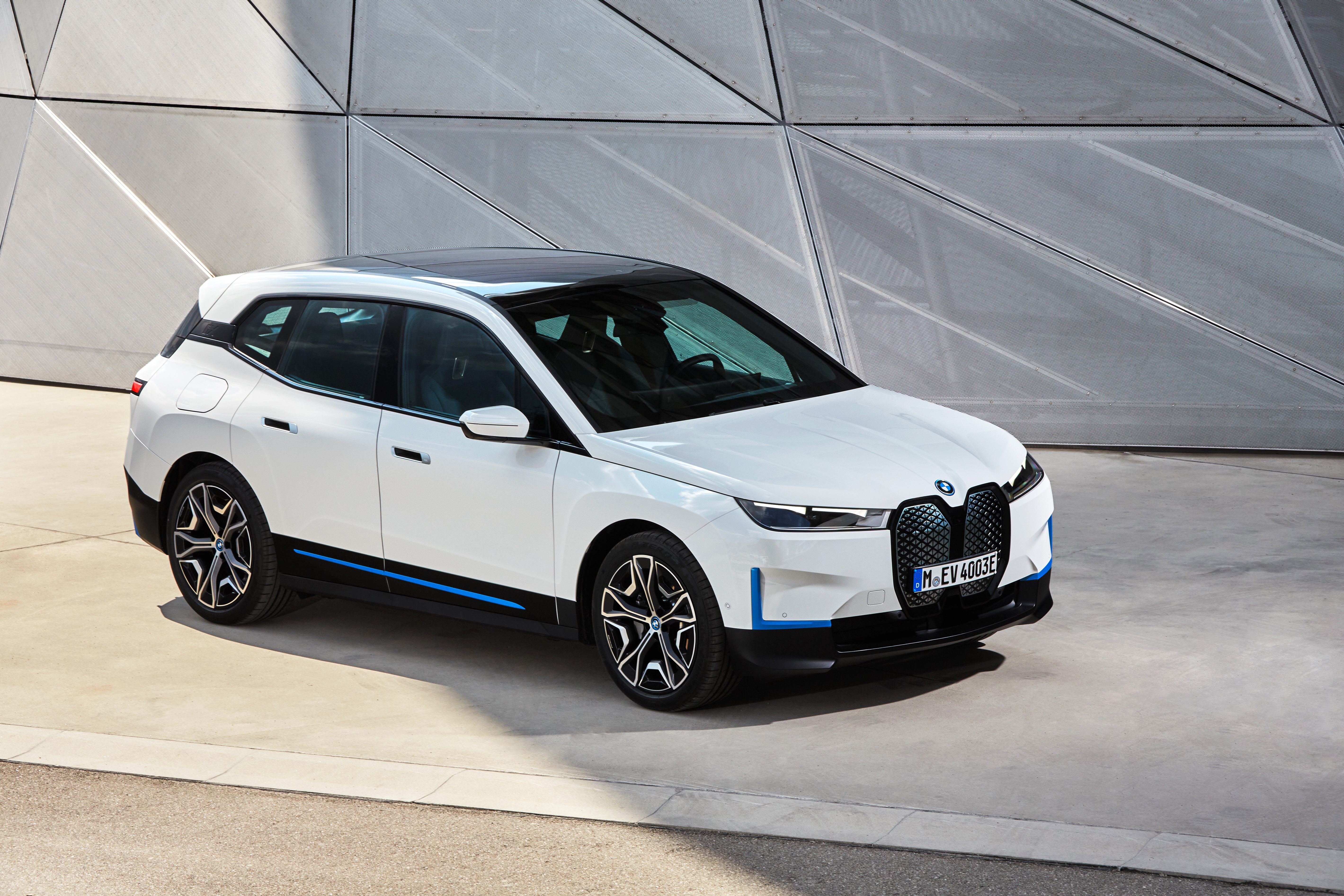 White 2021 BMW iX xDrive40 HD Wallpaper