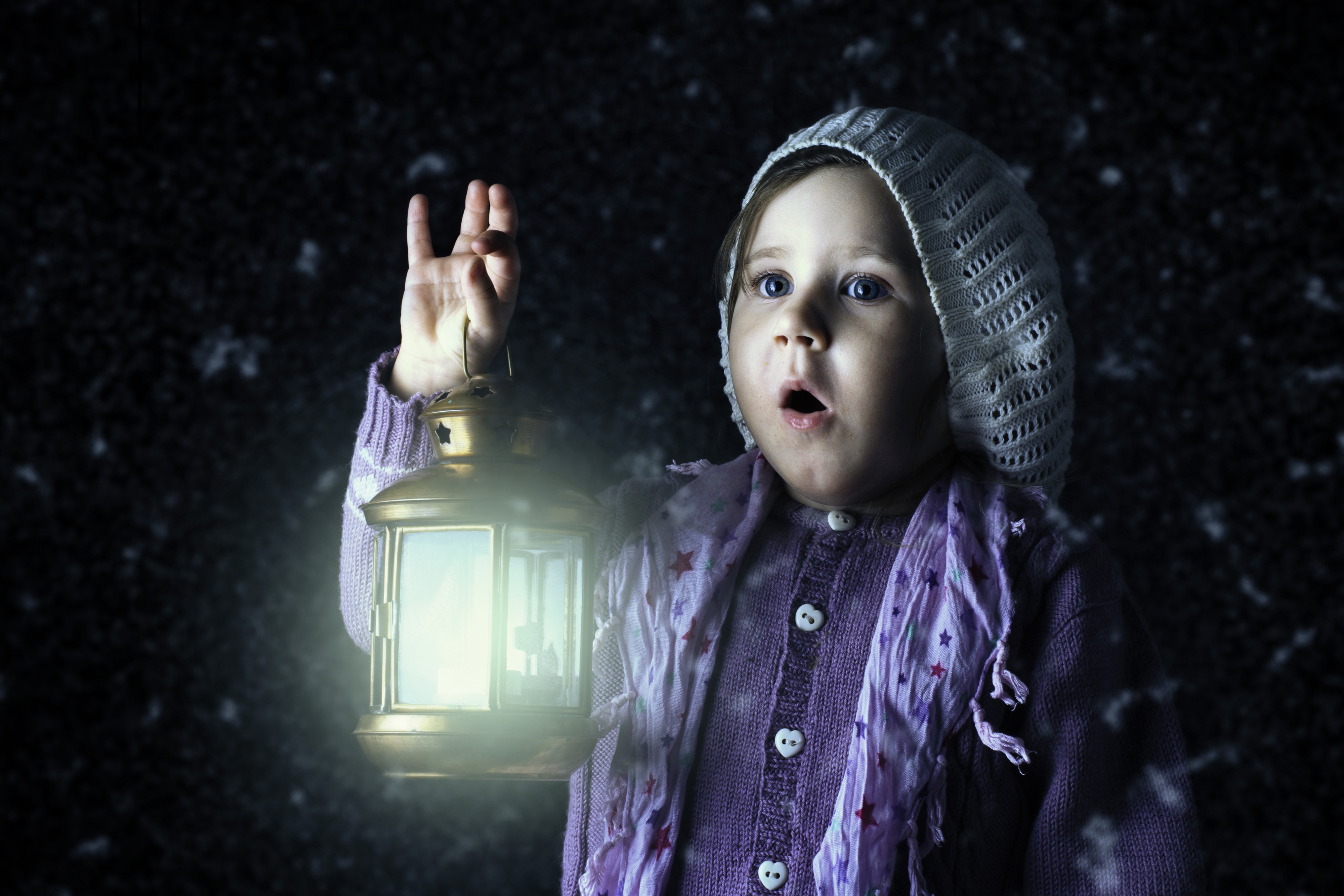 Little girl holding a lantern at night HD Wallpaper