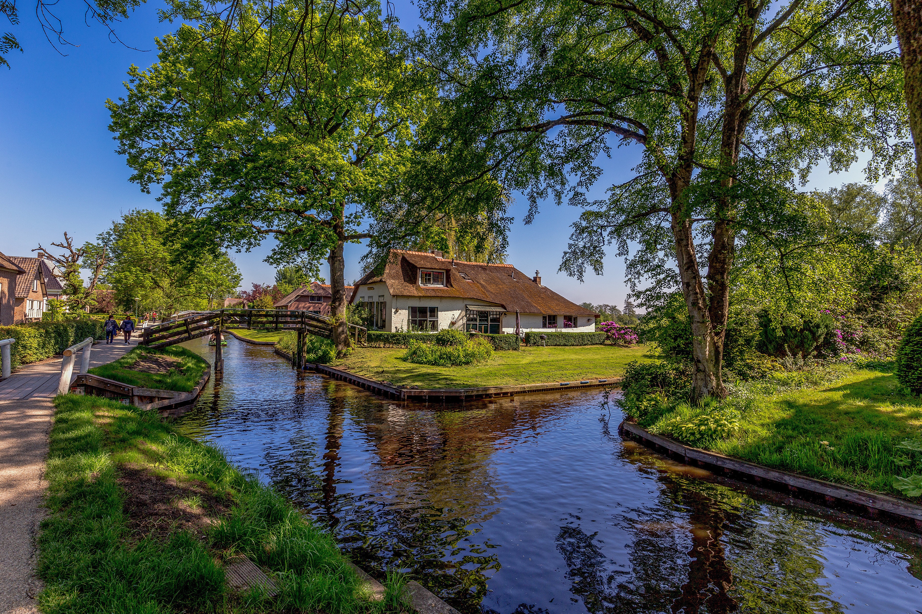 Giethoorn Village Canal with Thatched Roof House HD Wallpaper