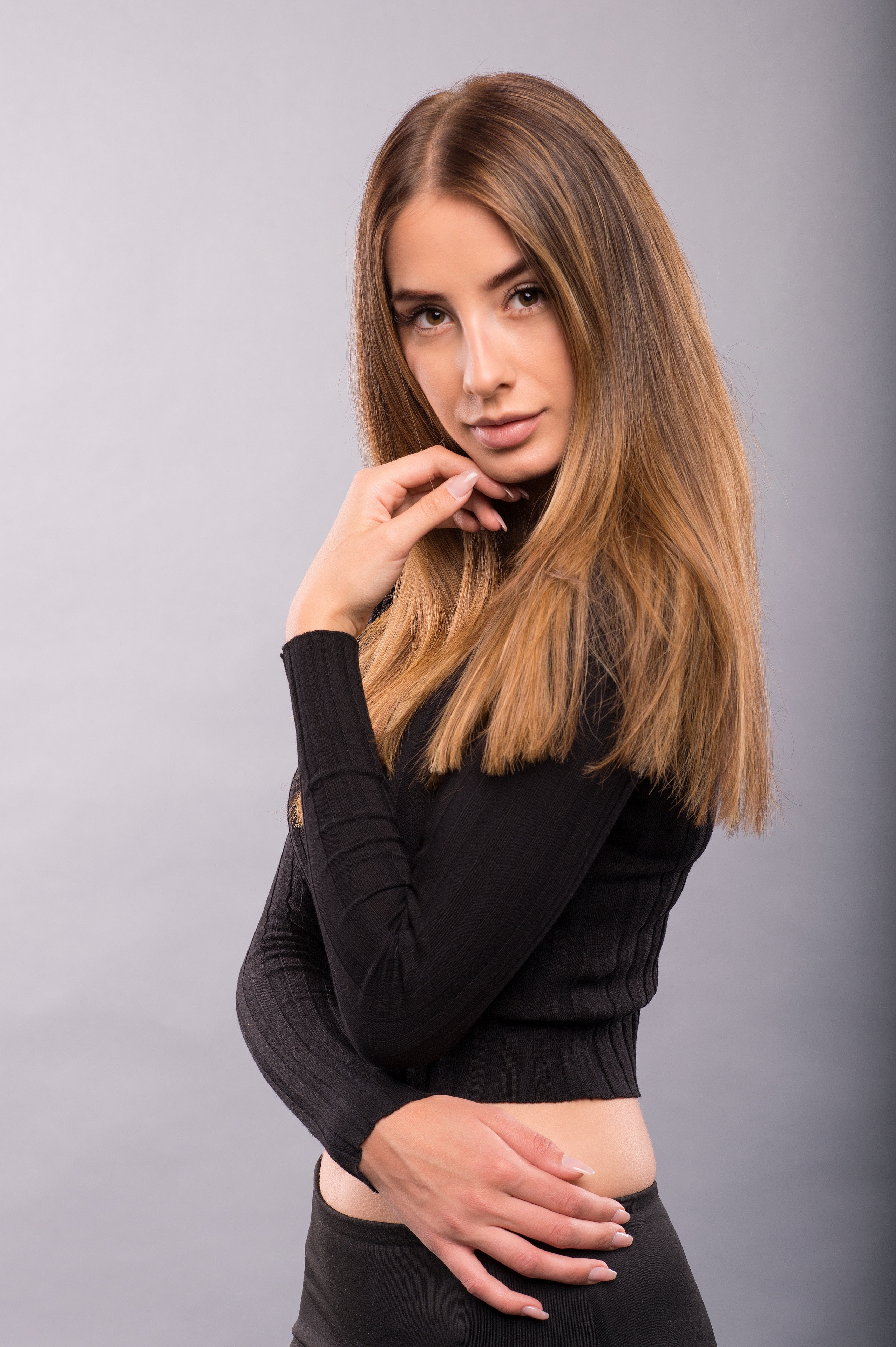 Brenda posing with hand on chin HD Phone Wallpaper