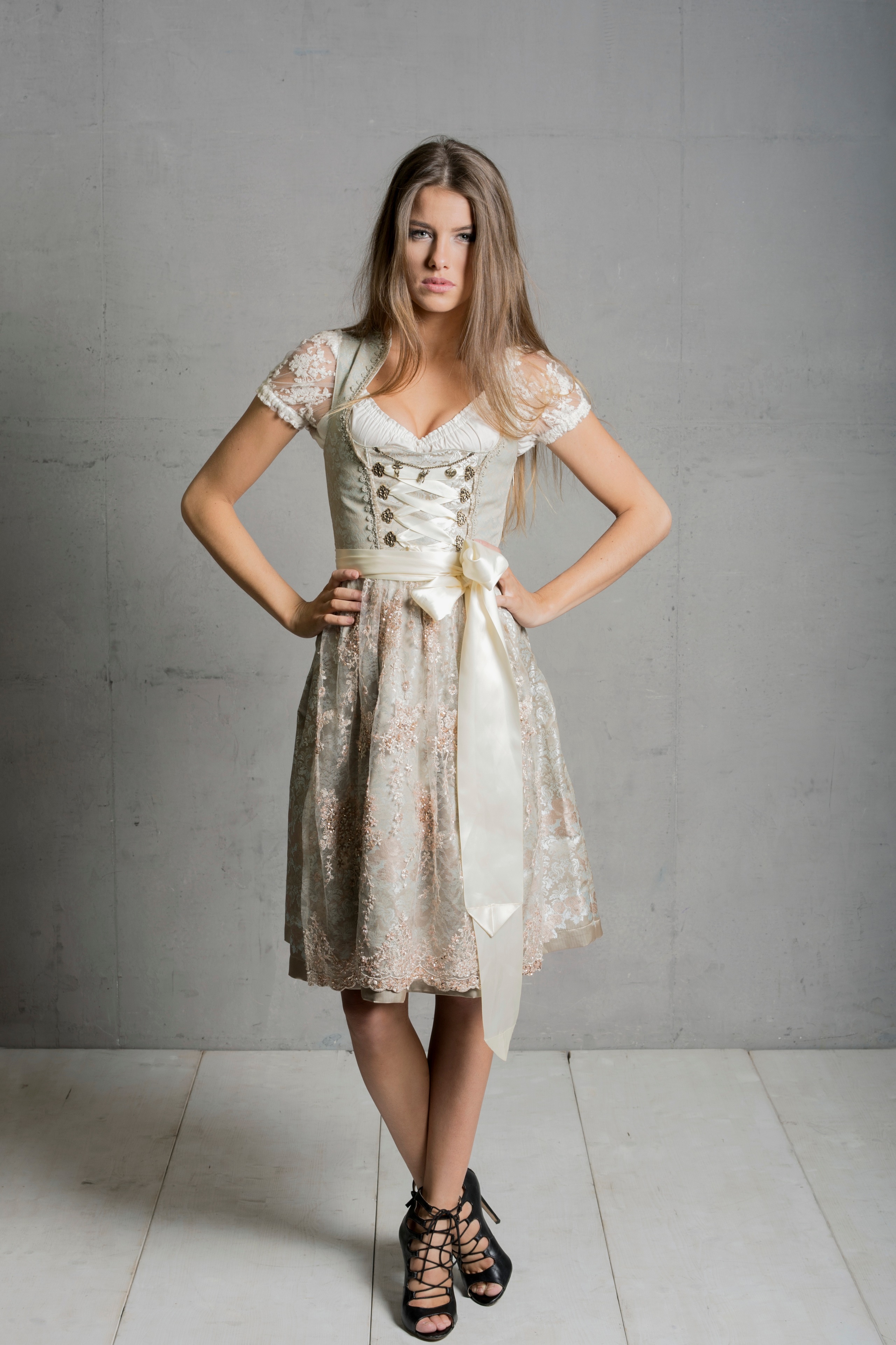 Woman in traditional Bavarian dress HD Phone Wallpaper
