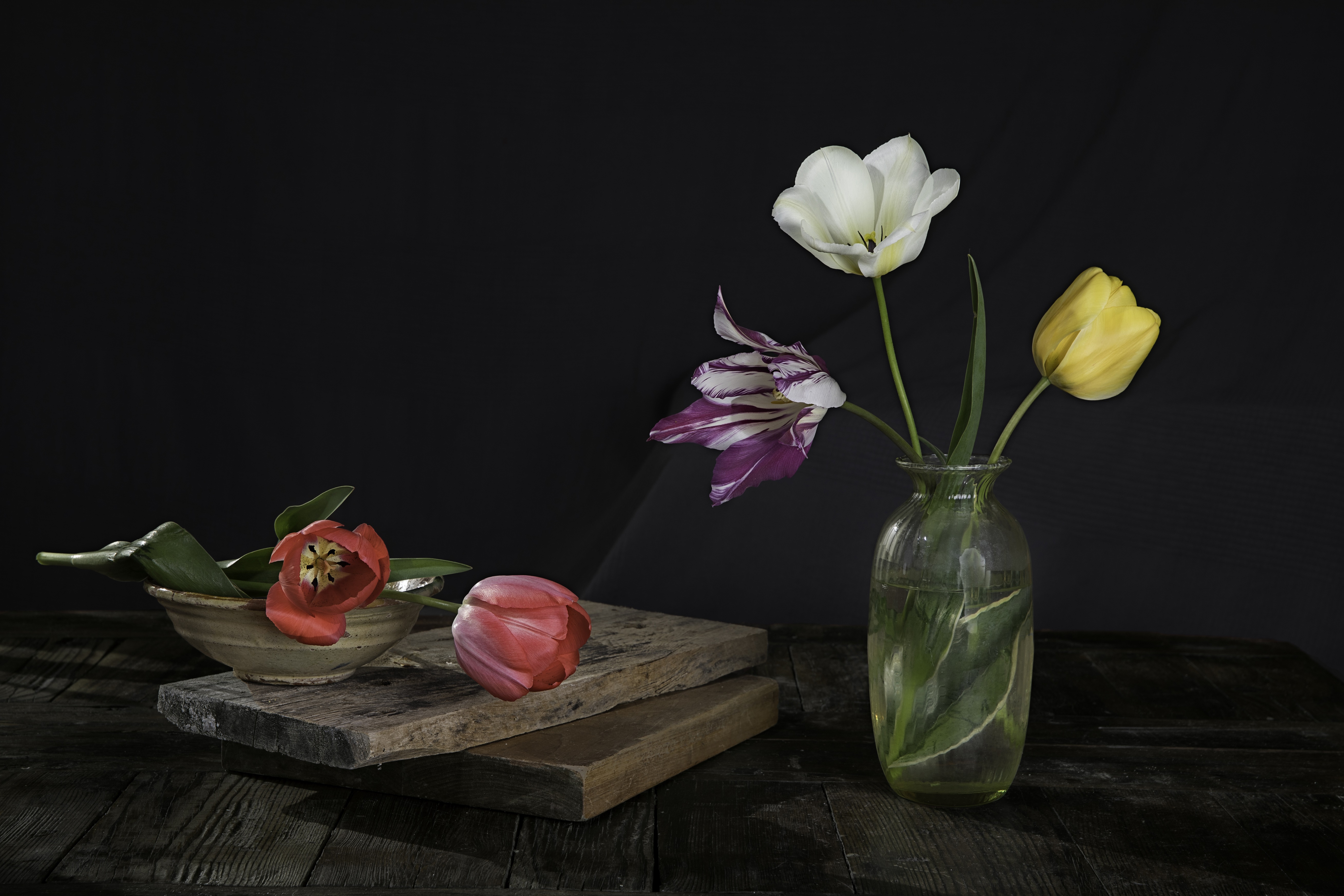 Tulips in a vase and bowl on wooden planks HD Wallpaper