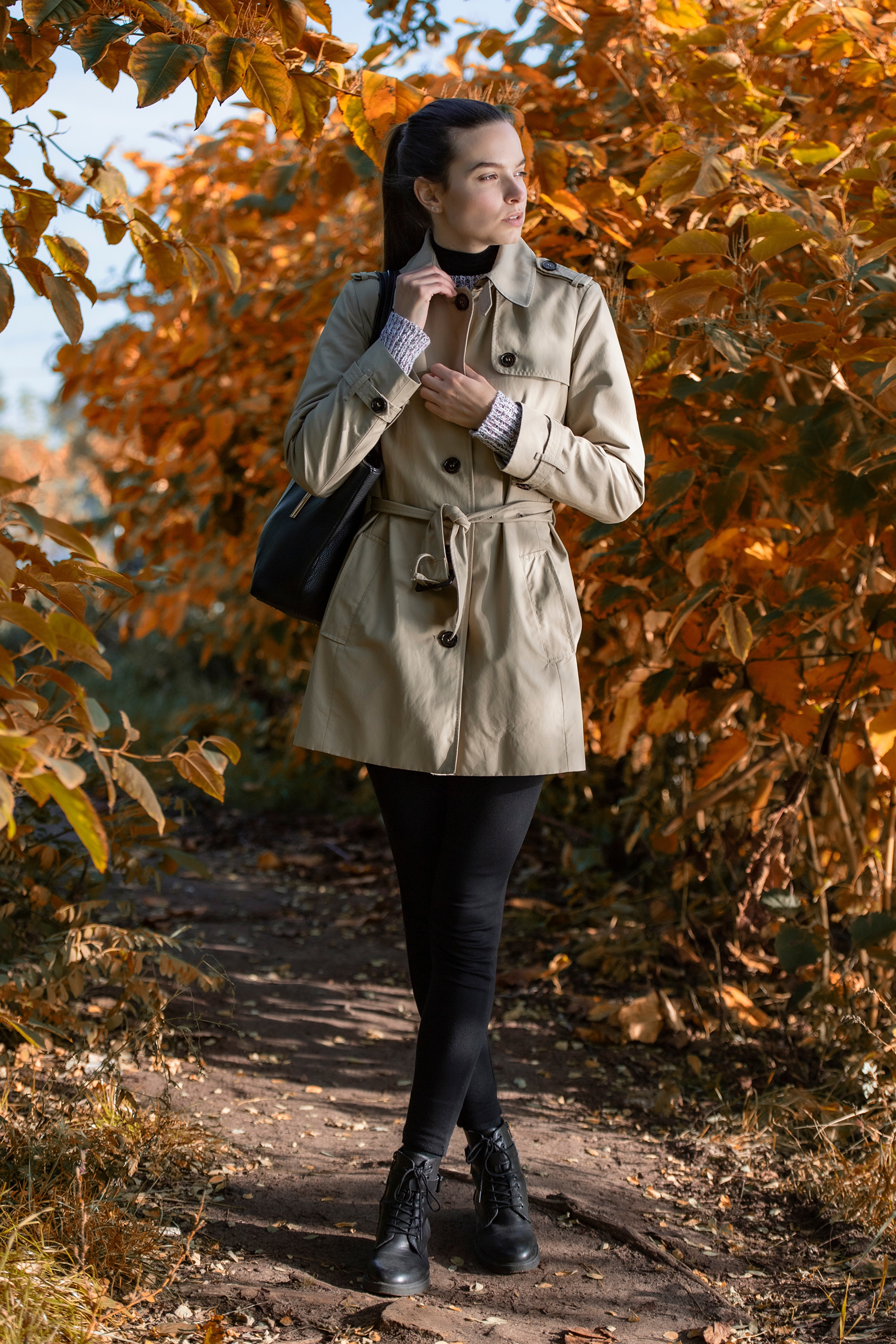 Brunette girl in autumn coat posing outdoors HD Phone Wallpaper