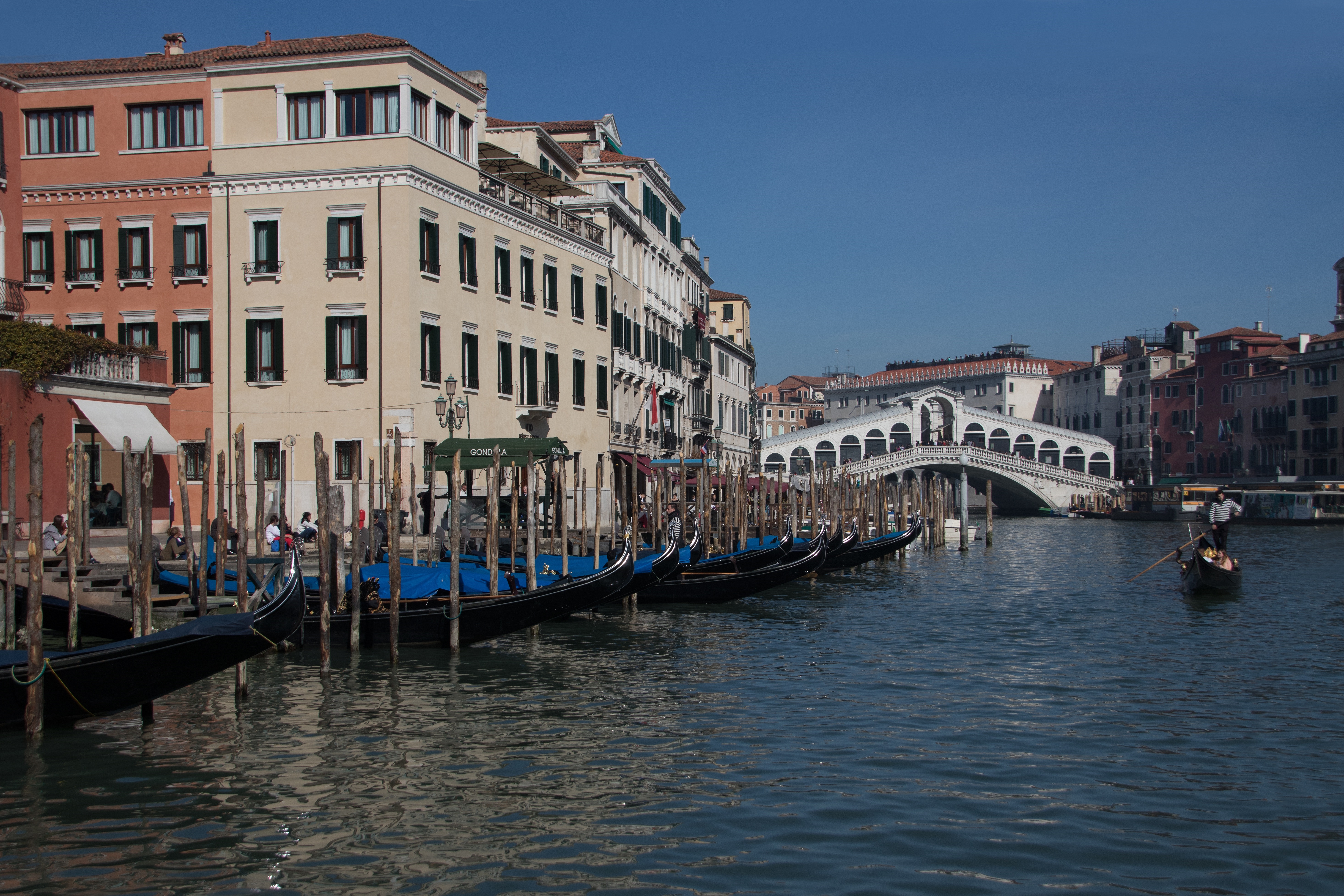 Venice Canal with Rialto Bridge and Gondolas HD Wallpaper