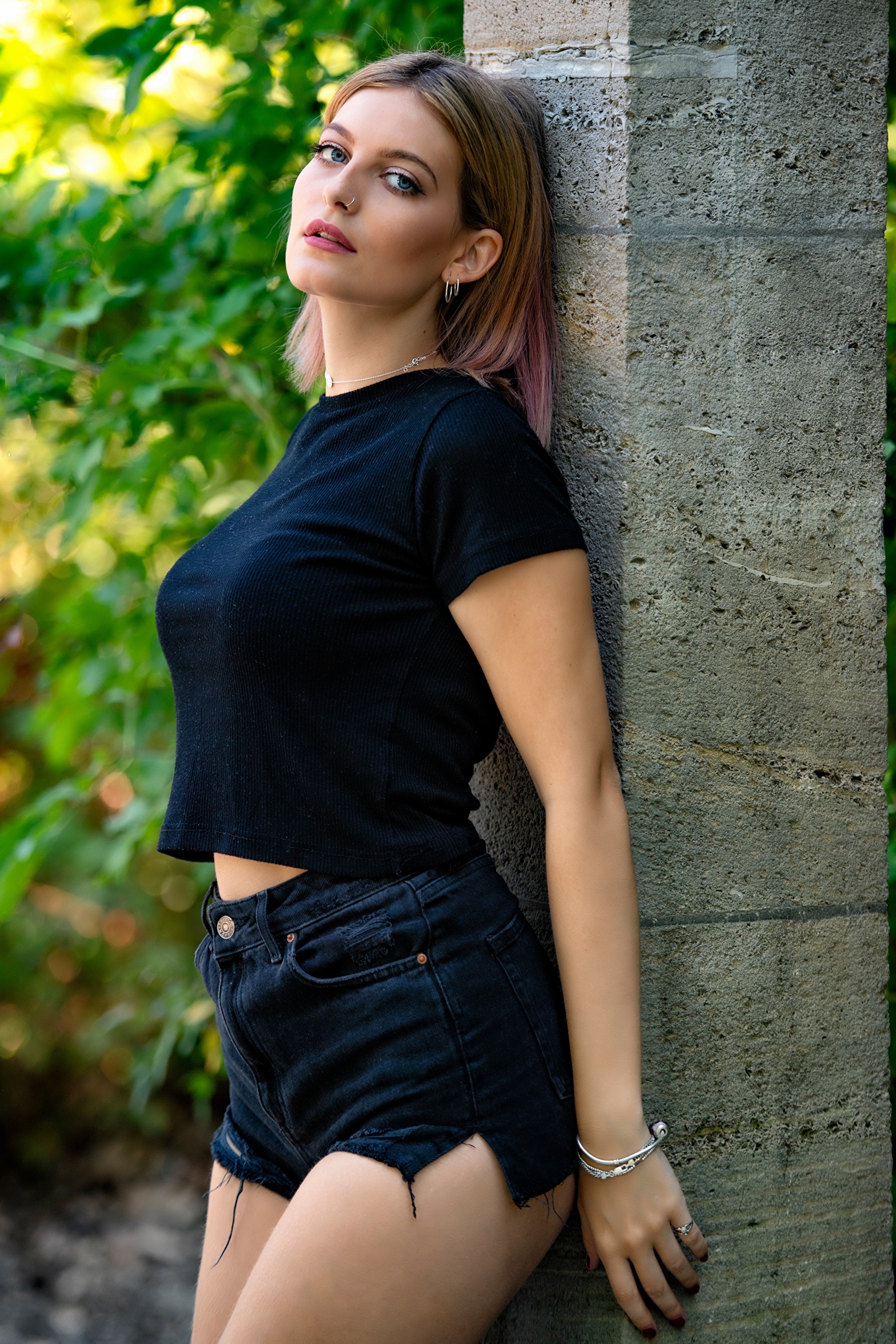 Liza in black crop top and denim shorts HD Phone Wallpaper