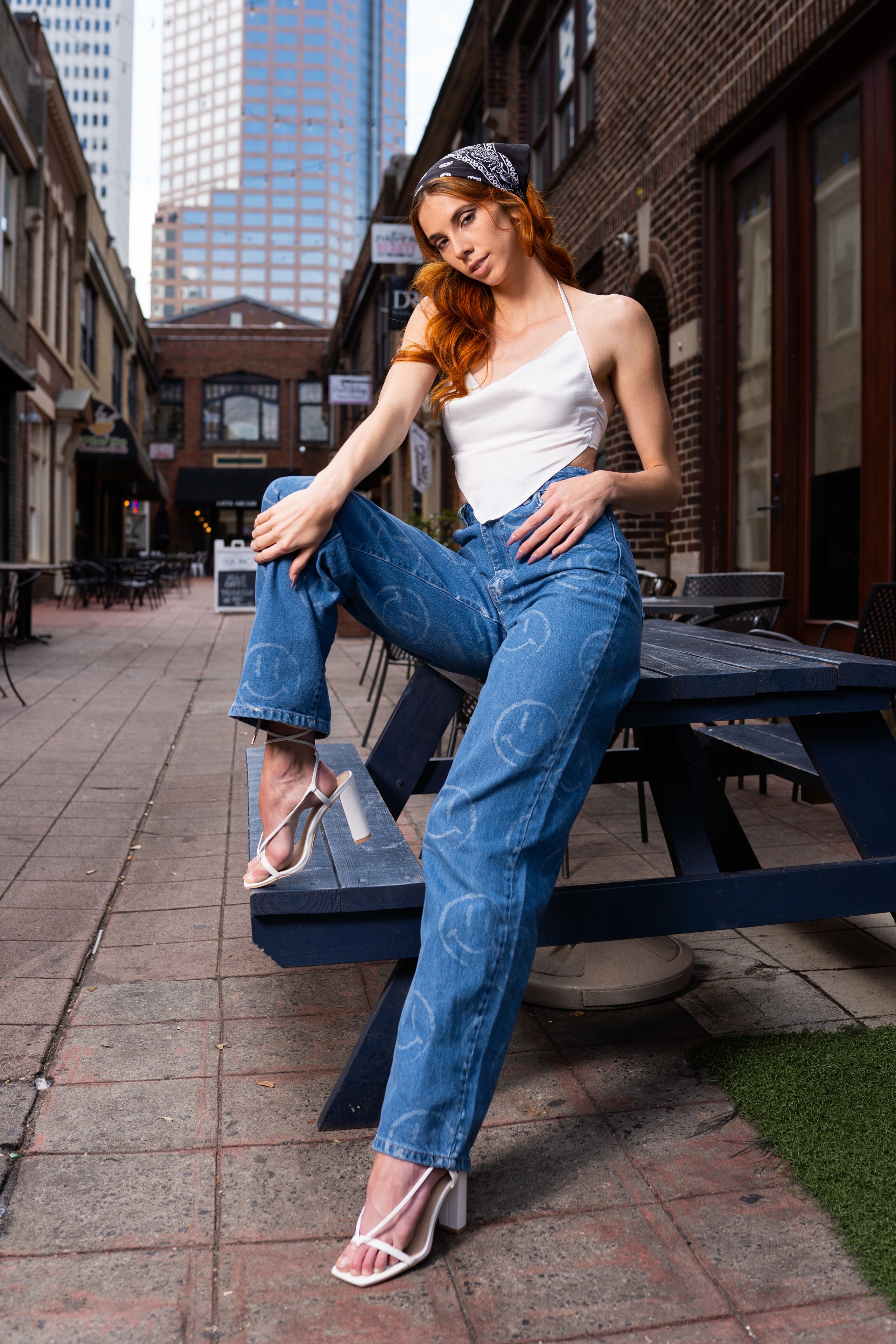 Taylor Freeze in Jeans and Singlet HD Phone Wallpaper