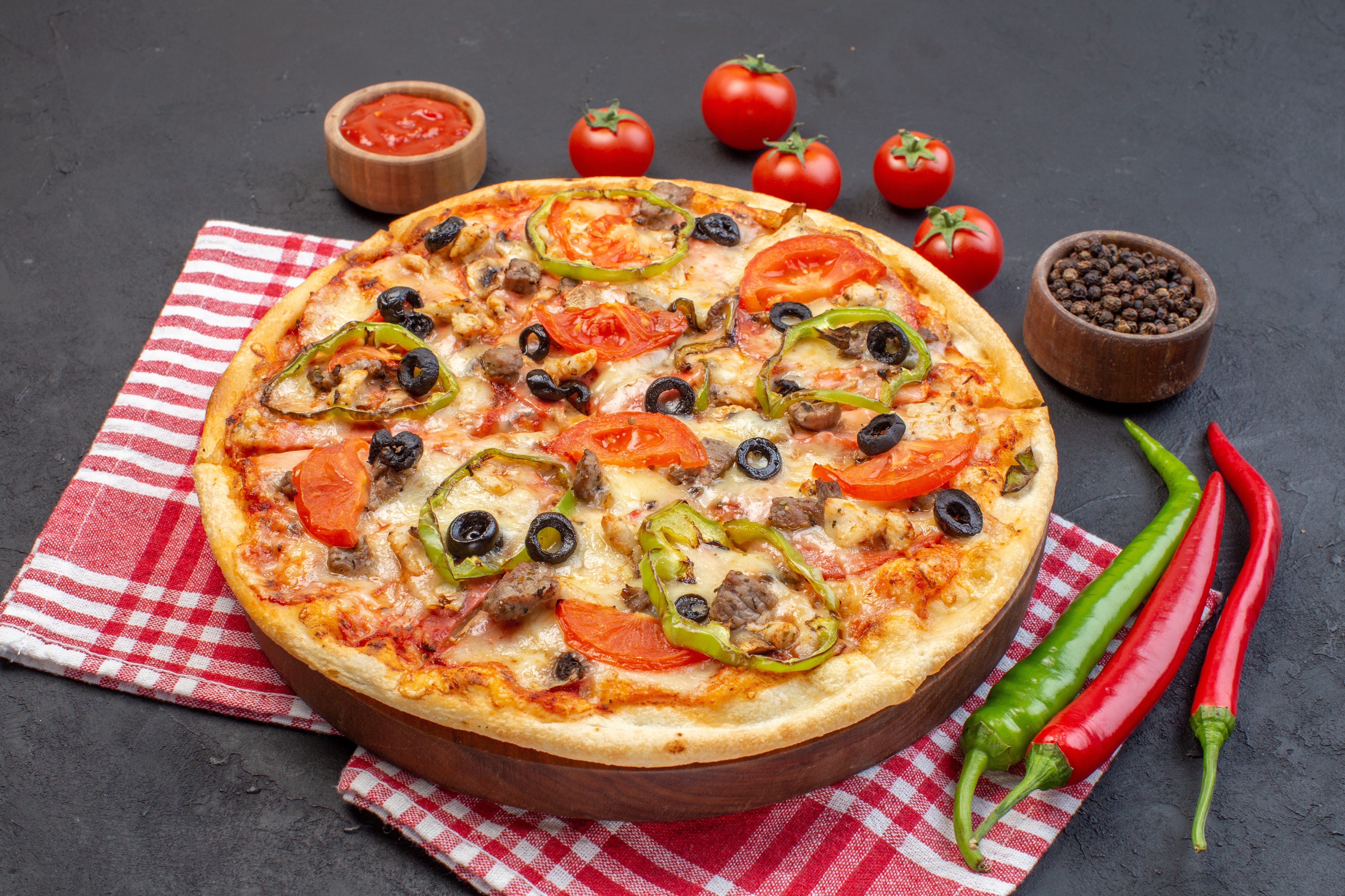 Pizza with Tomatoes, Peppers, and Olives HD Wallpaper
