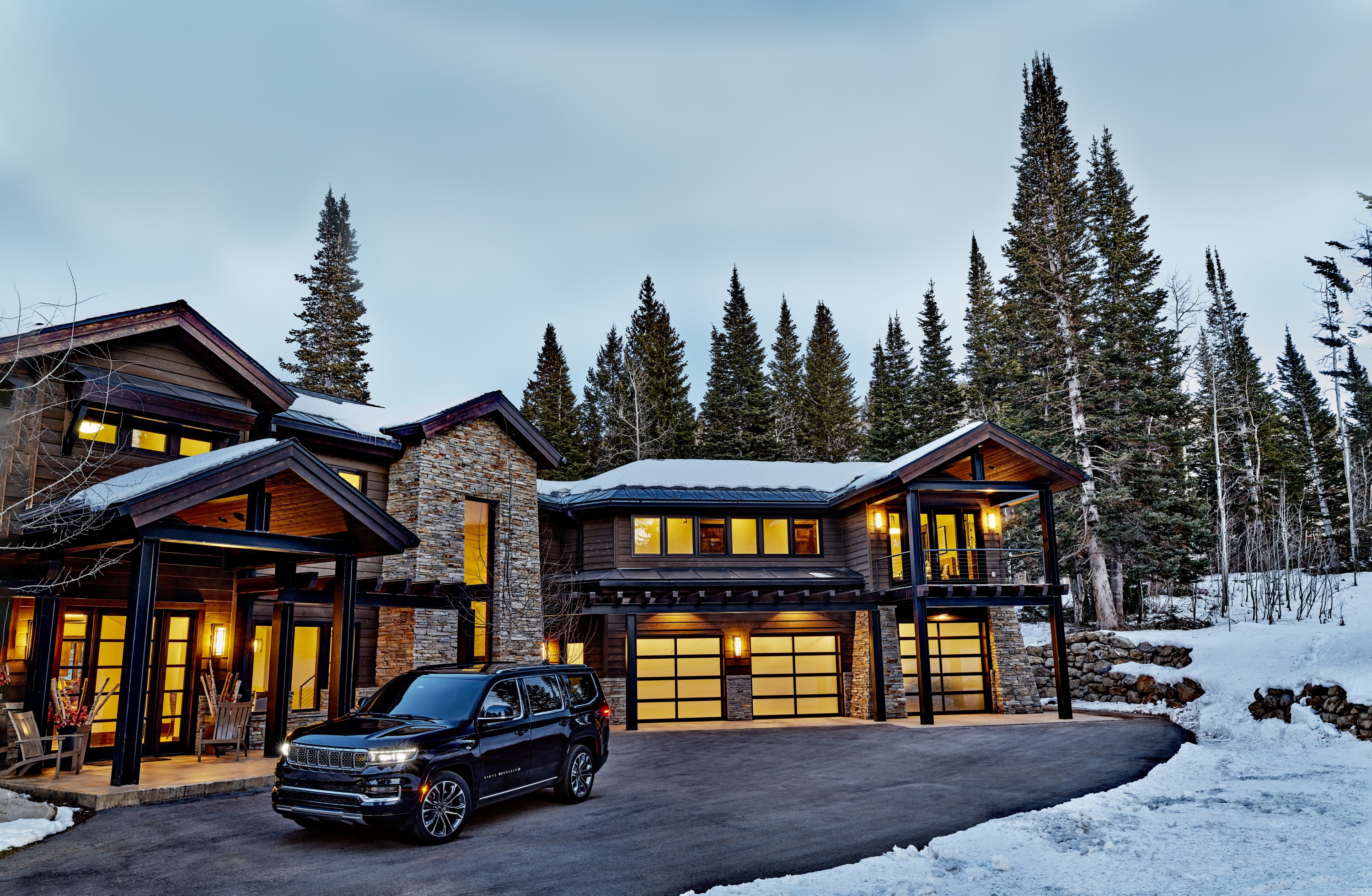 2021 Grand Wagoneer Series III SUV in front of a modern mountain home HD Wallpaper