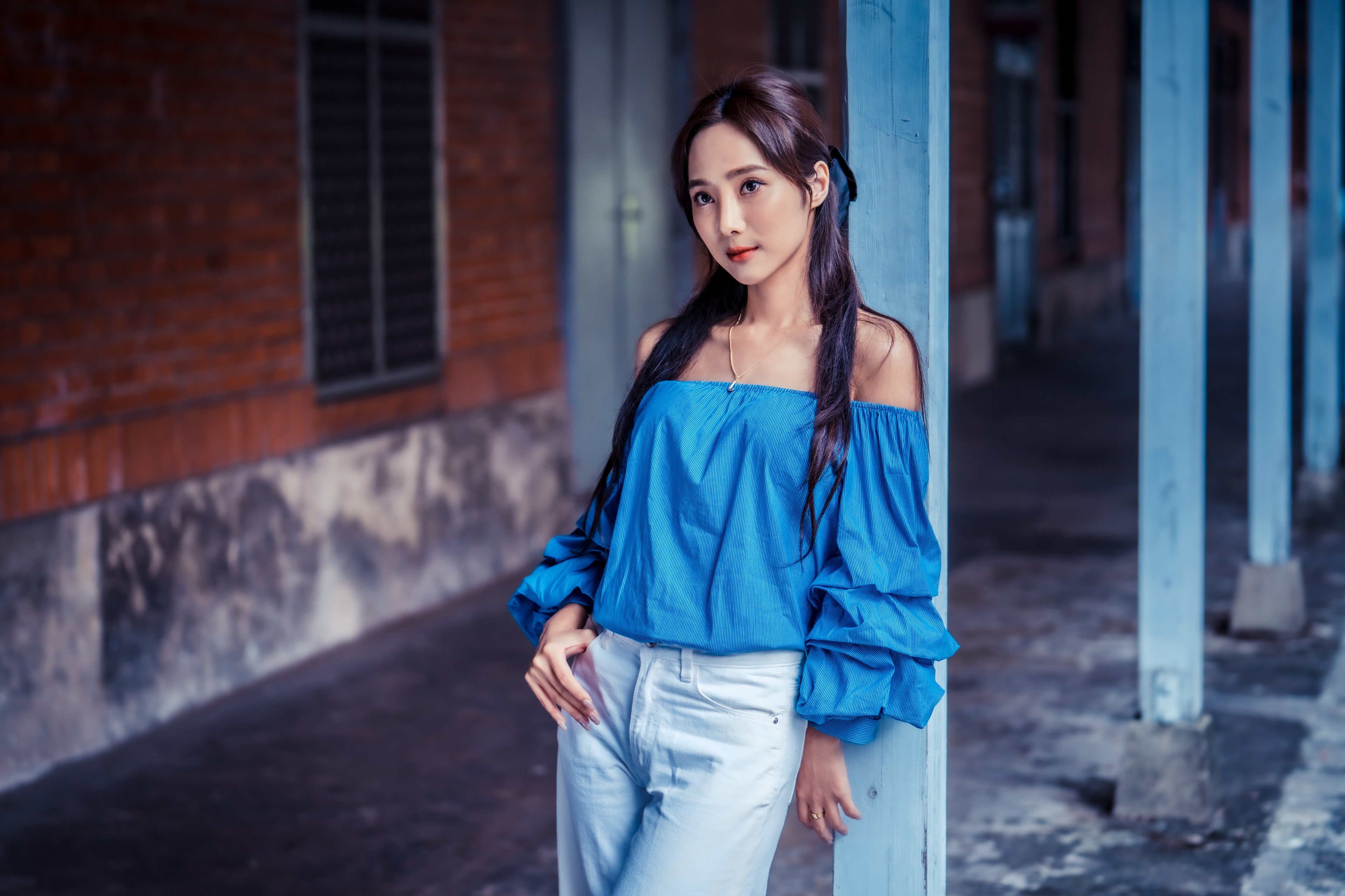 Asian woman in blue off-the-shoulder blouse and white jeans HD Wallpaper