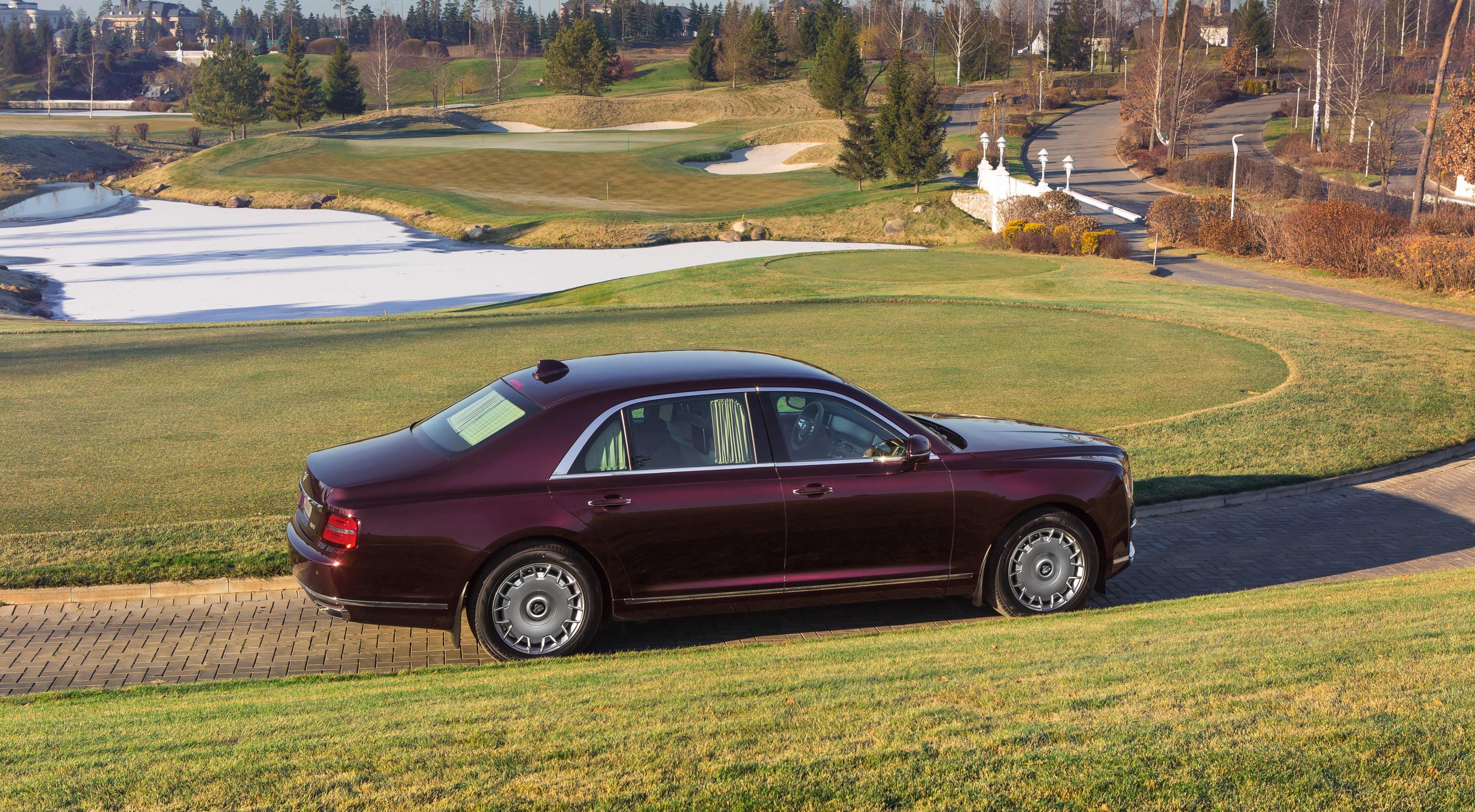 Aurus Senat S600 Sedan on a golf course HD Wallpaper
