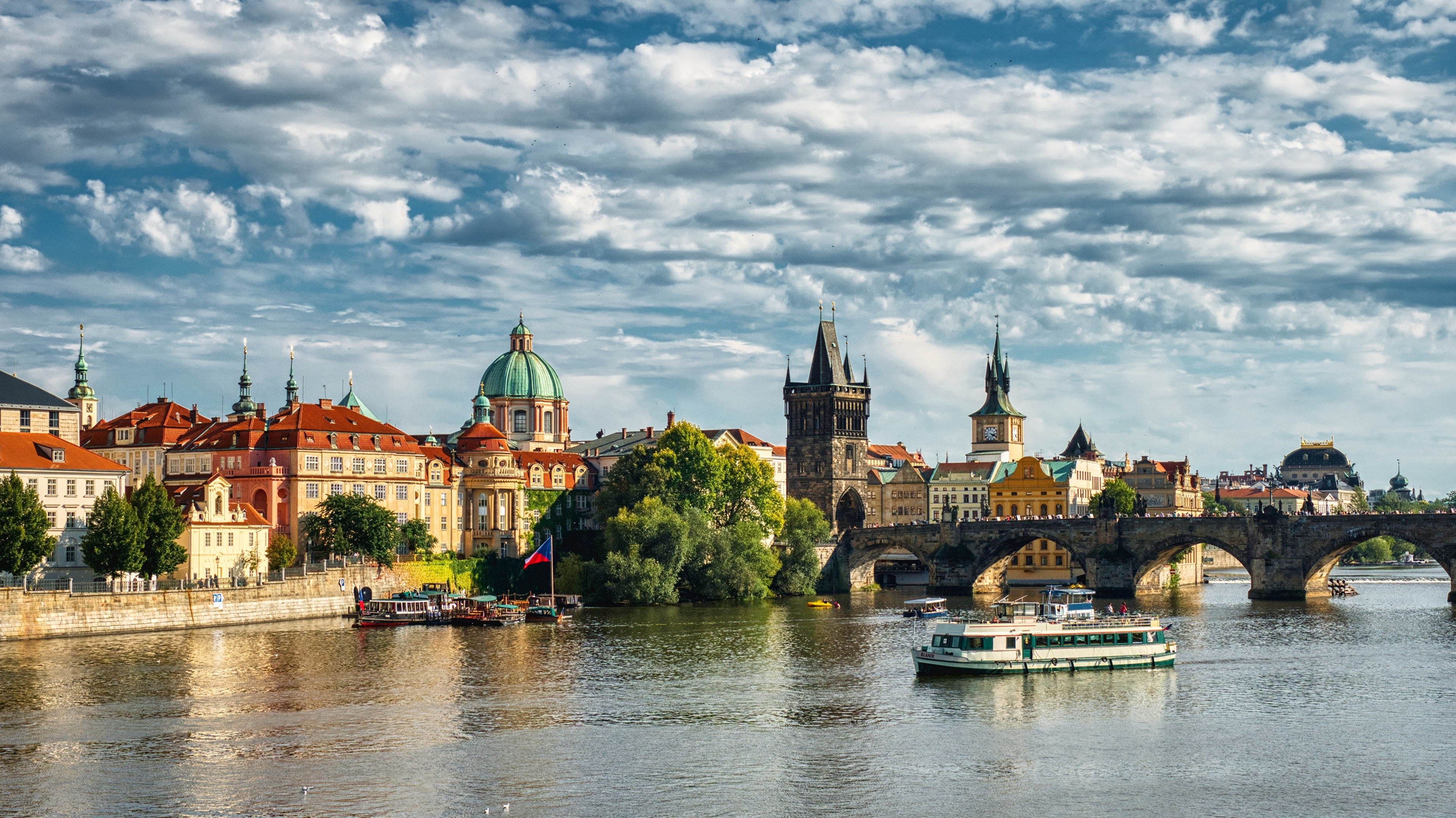 Prague, Czech Republic, Charles Bridge and Vltava River HD Wallpaper
