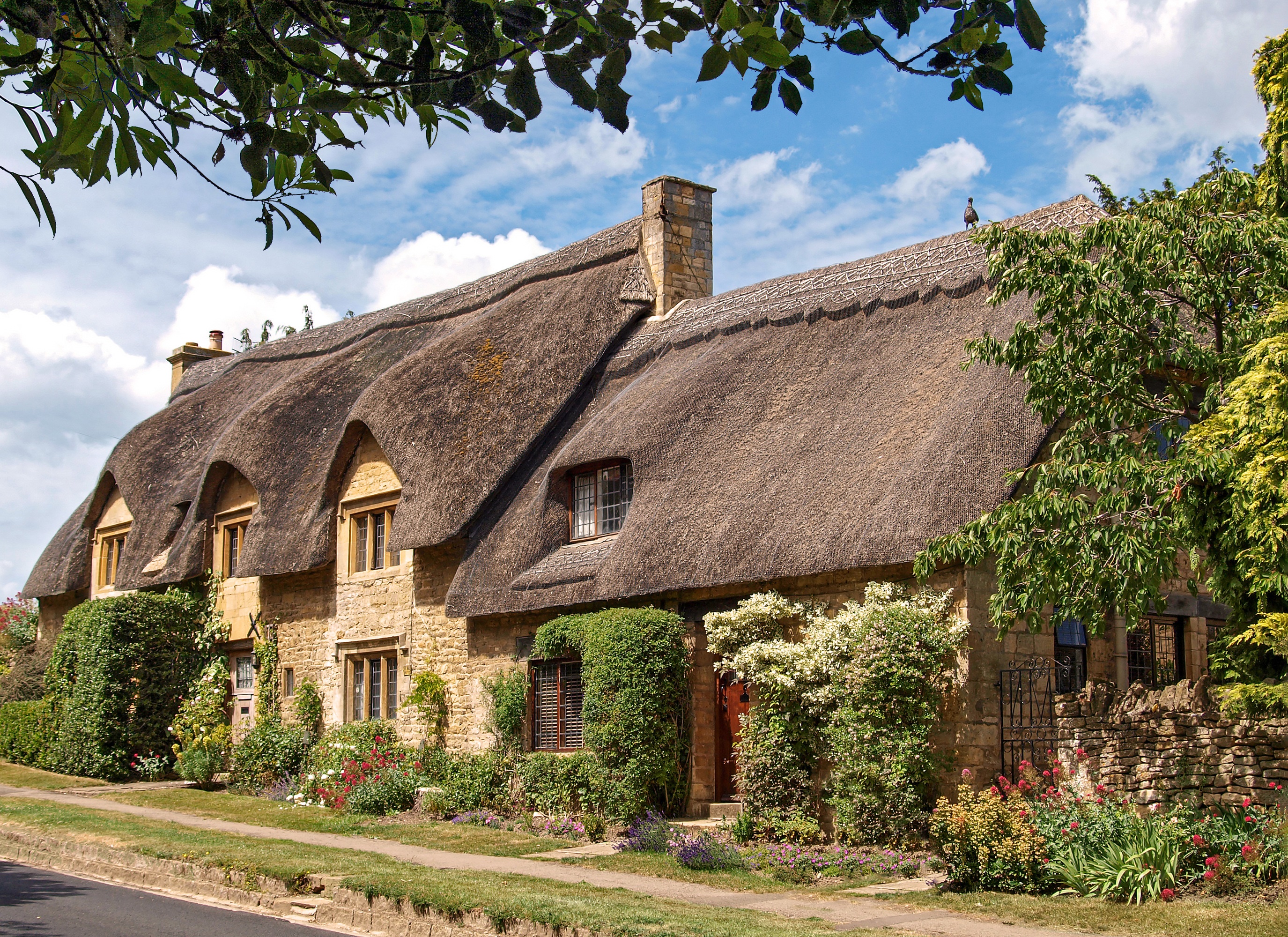 Thatched roof cottages in Chipping Campden, England HD Wallpaper