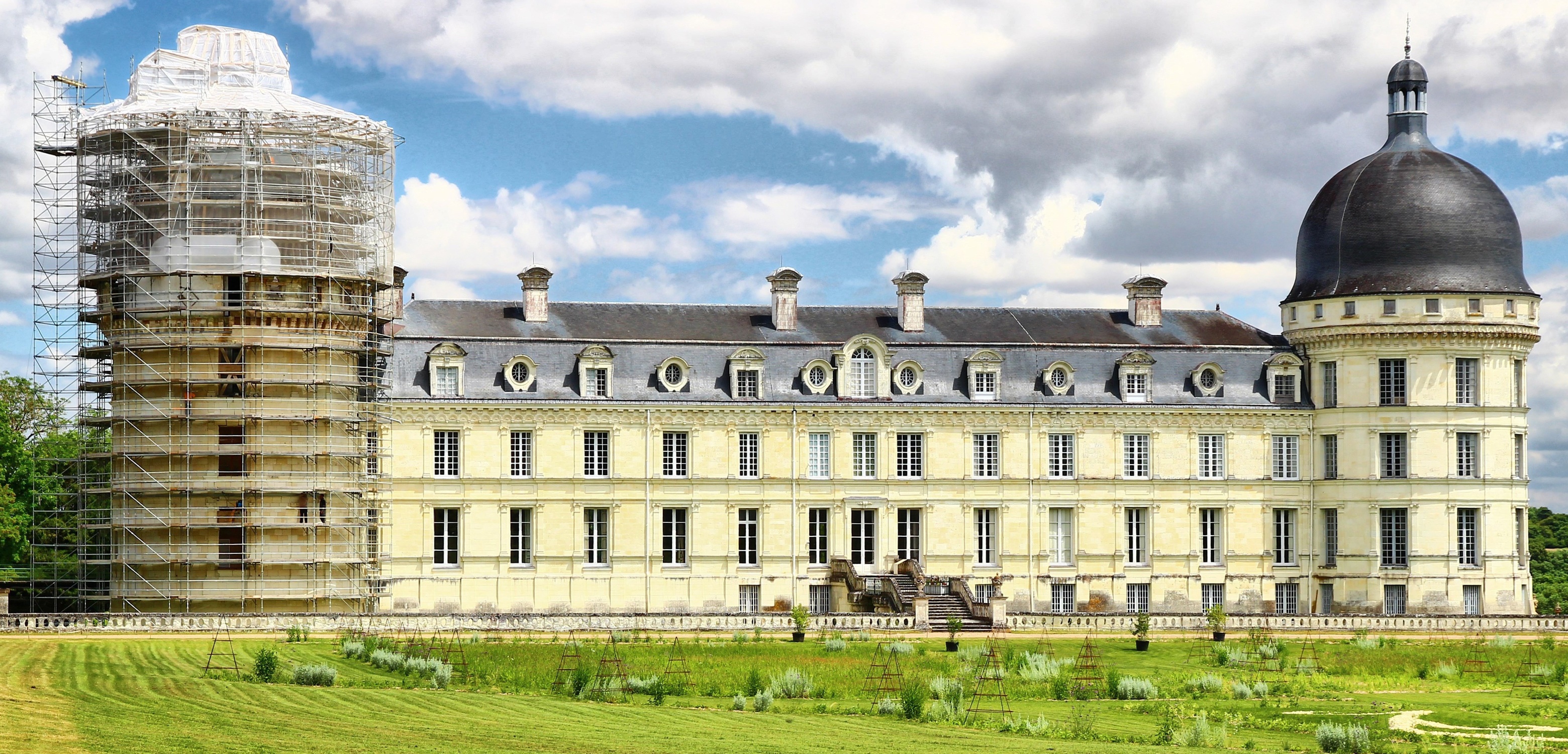 Chateau de Montaigne under renovation in France HD Wallpaper