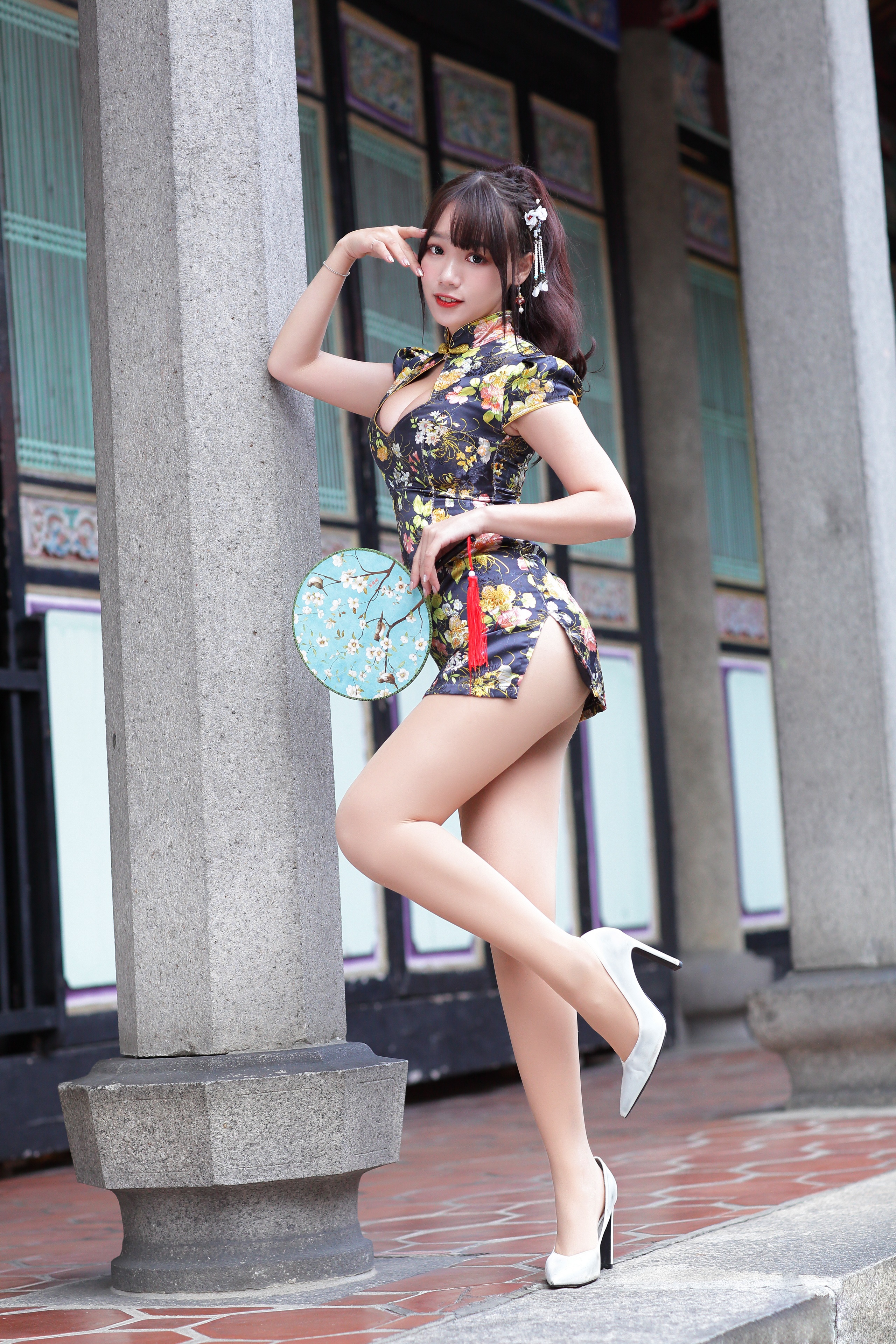 Woman in a floral dress holding a hand fan HD Phone Wallpaper