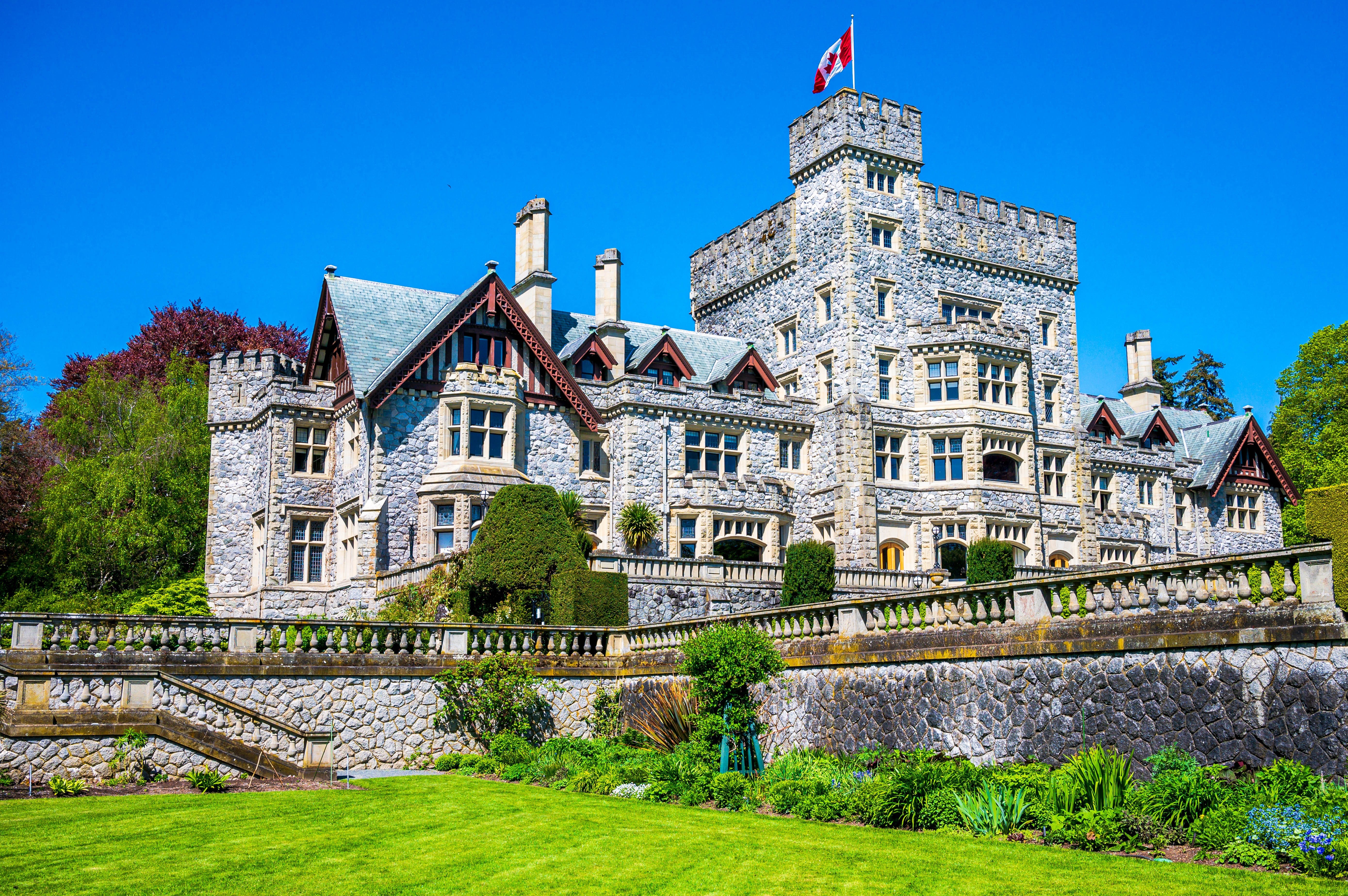 Hatley Castle with Canadian Flag HD Wallpaper