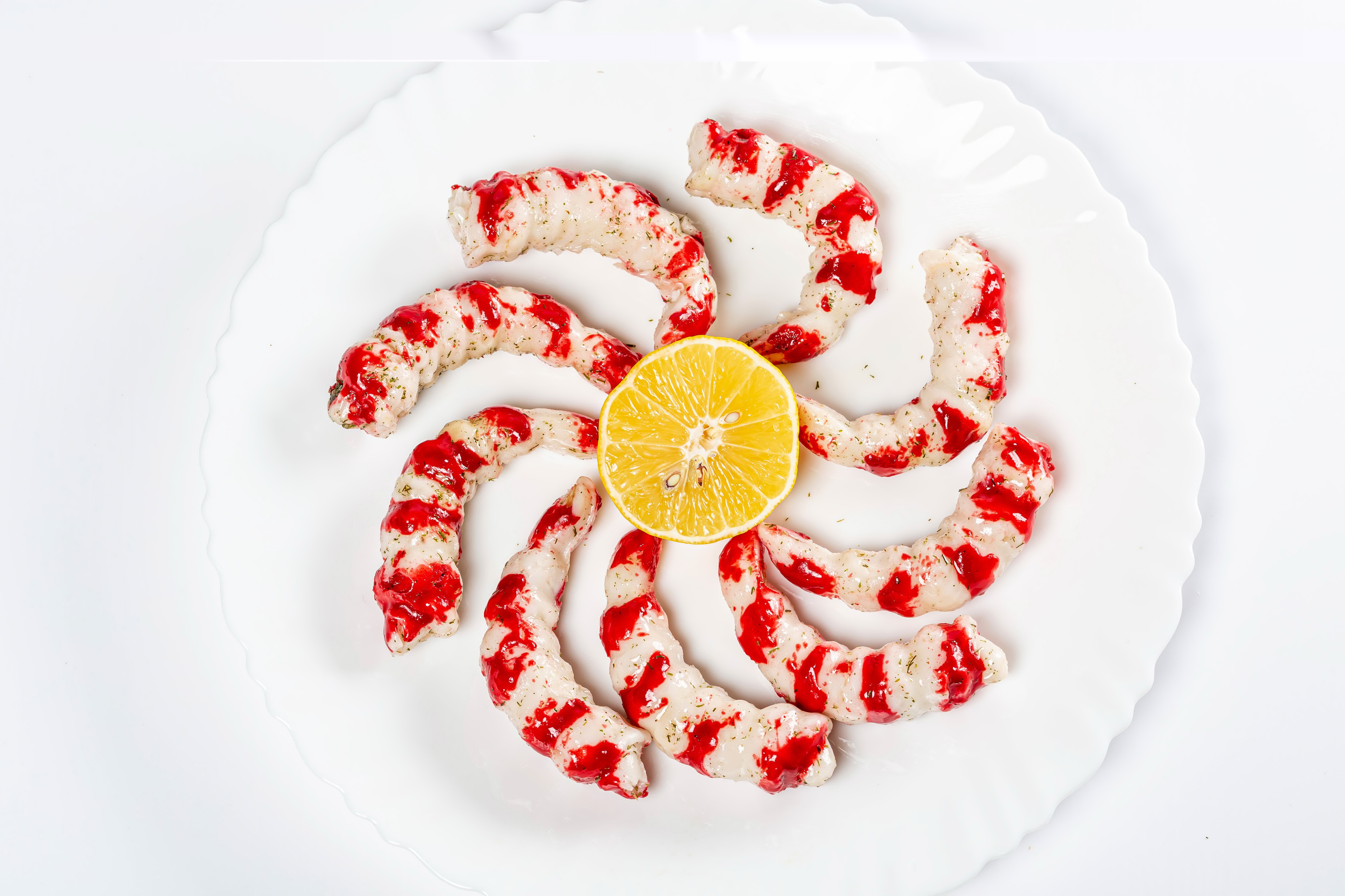 Shrimp with red sauce and lemon on a plate HD Wallpaper