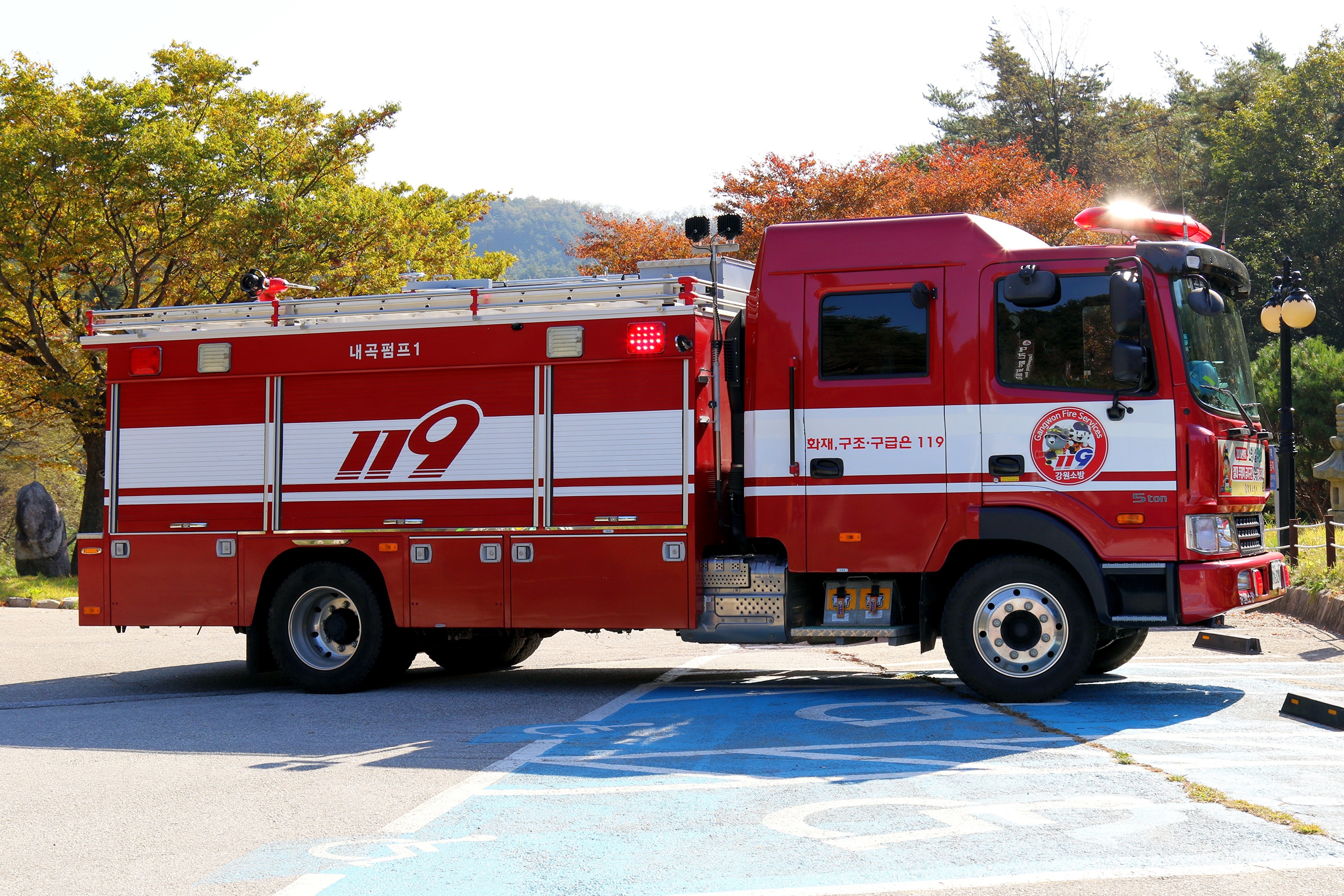 Red Fire Engine with Korean Text HD Wallpaper