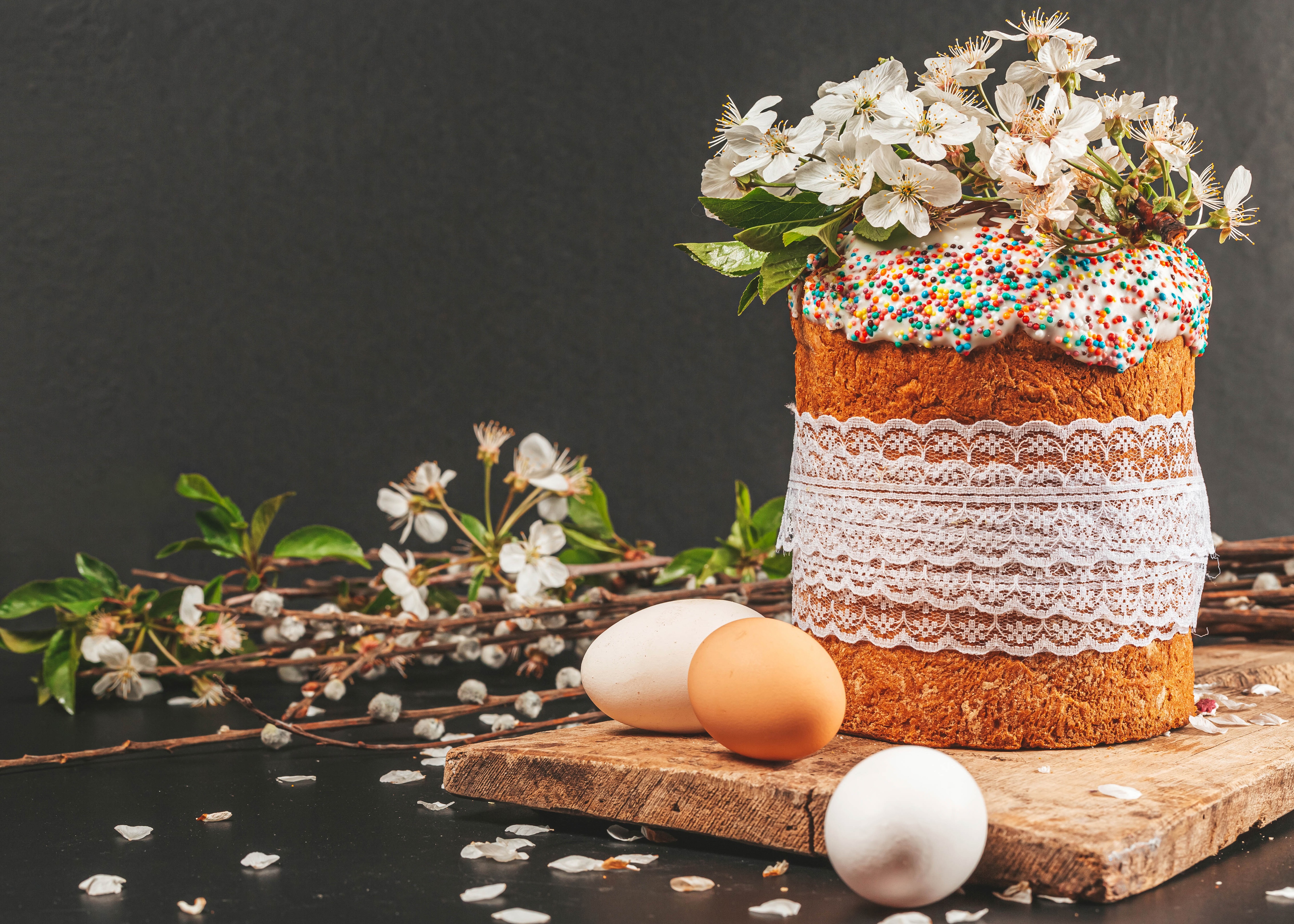 Easter Kulich with eggs and cherry blossoms HD Wallpaper