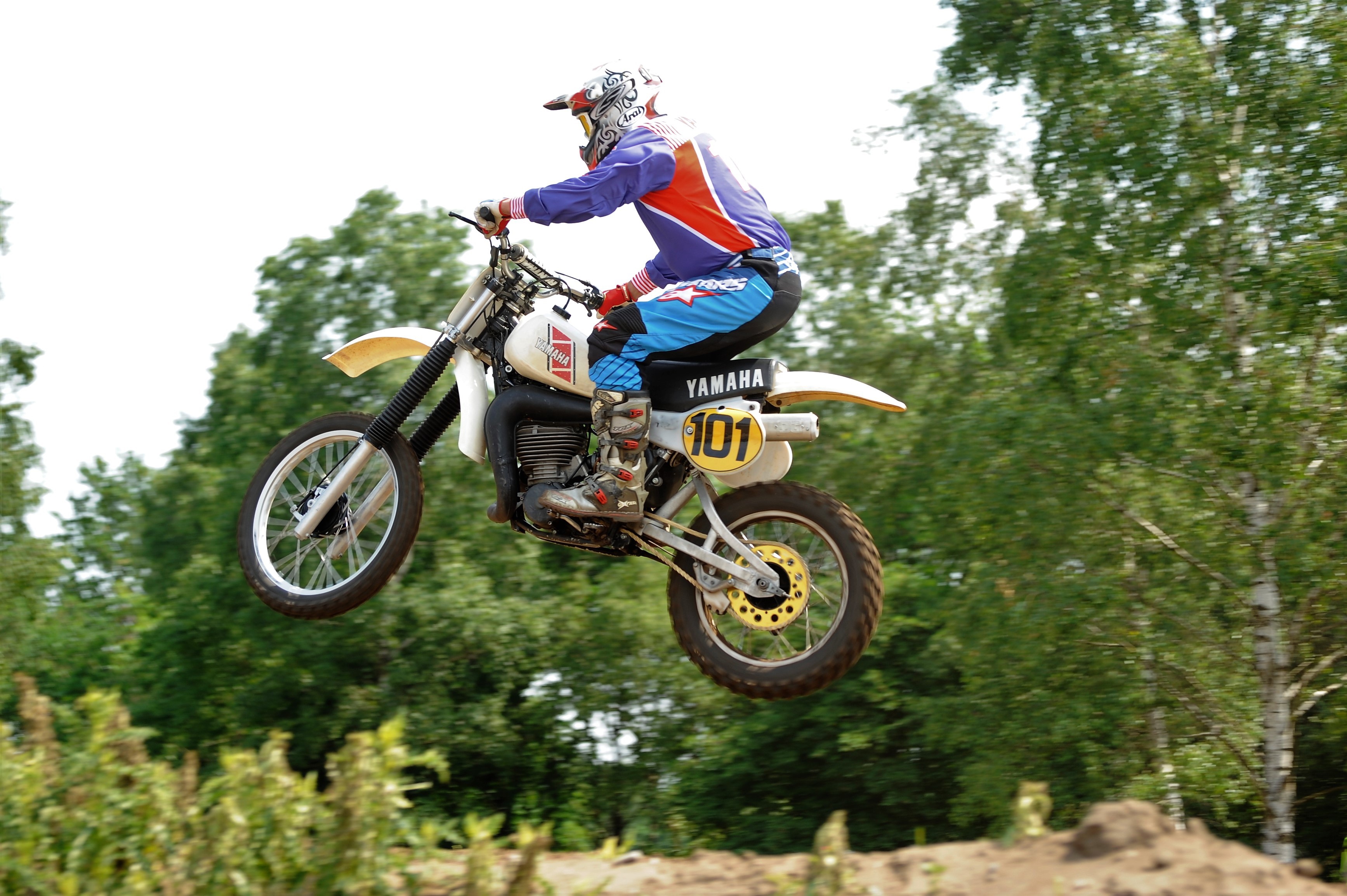 Motocross rider on a Yamaha motorcycle in mid-air HD Wallpaper