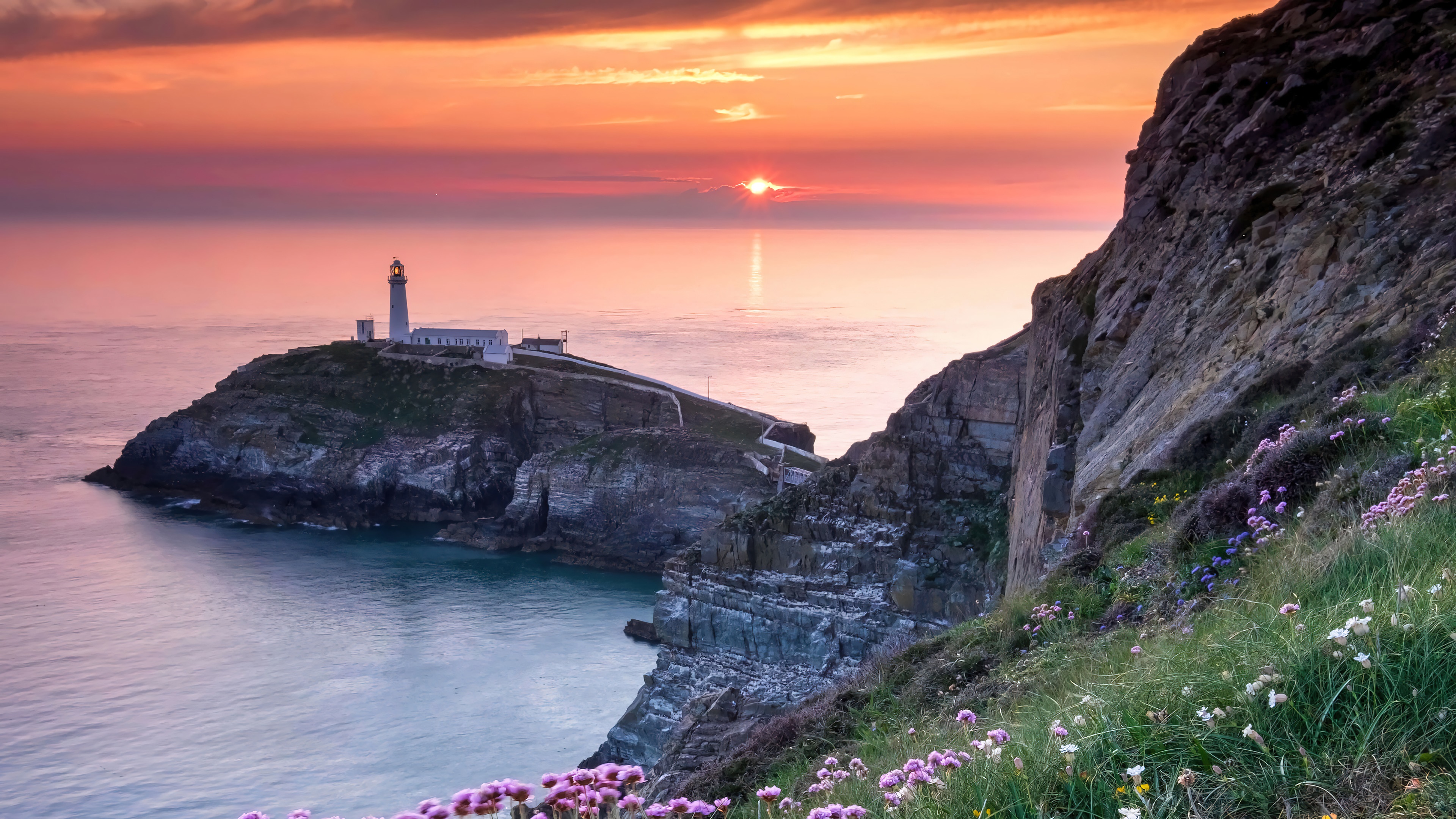 South Stack Lighthouse at sunset, 4K HD Wallpaper